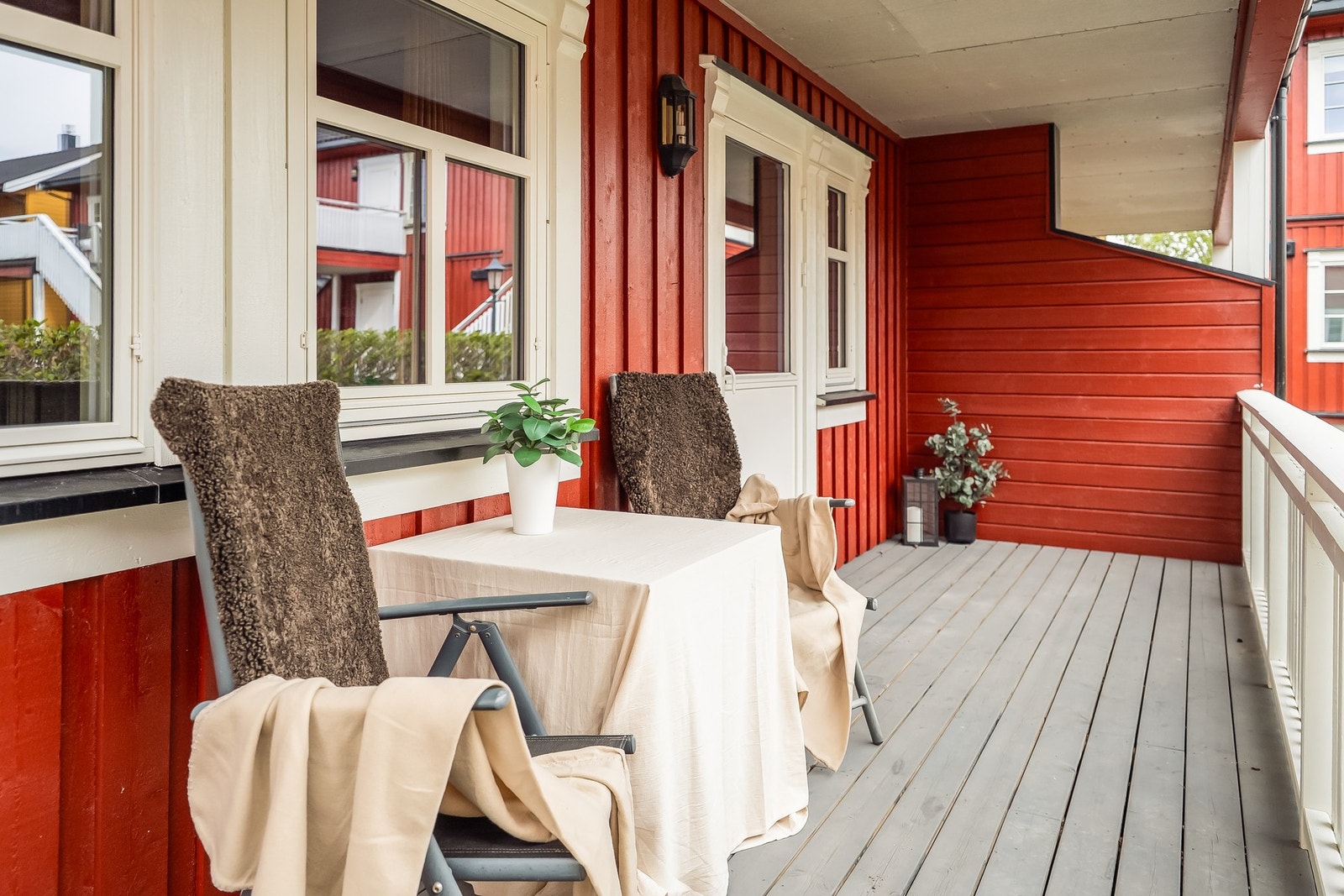 Terrassen ved soverommet er på 10,8m² og vender inn mot tunet Galleribilde