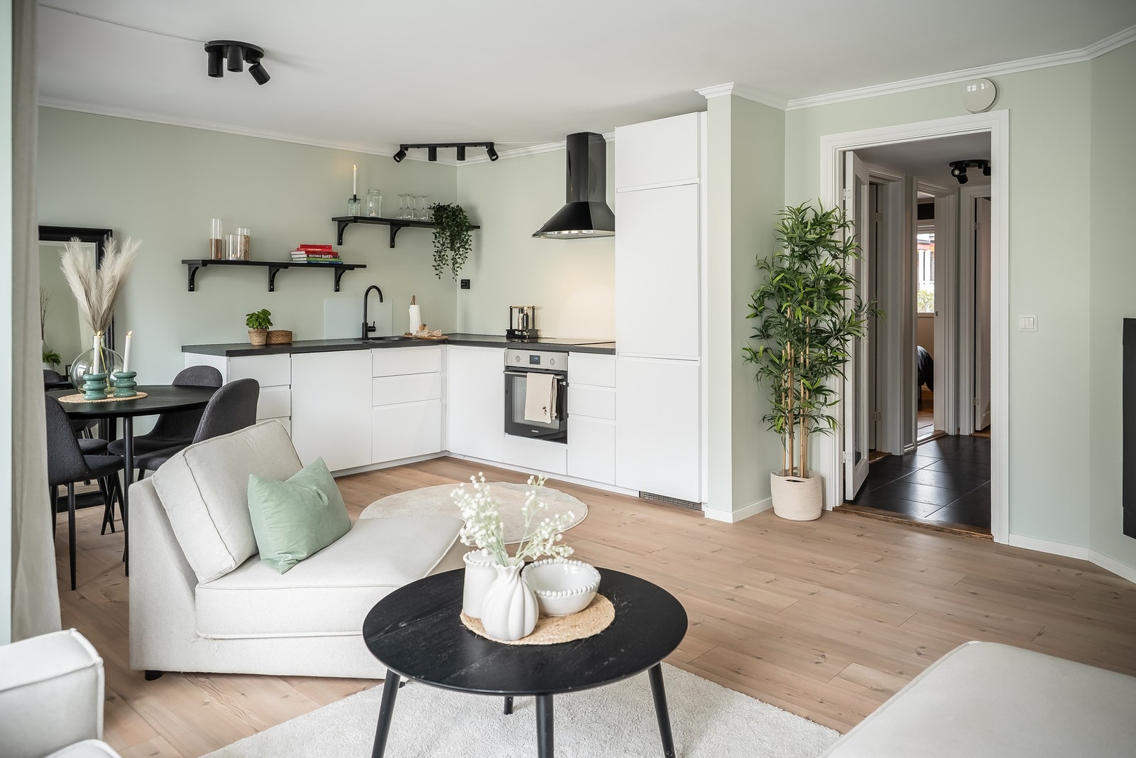 Stue og kjøkken ligger i åpen løsning, rommet er totalt på 25m² og det er god plass til romslig sofagruppe og spisegruppe Galleribilde