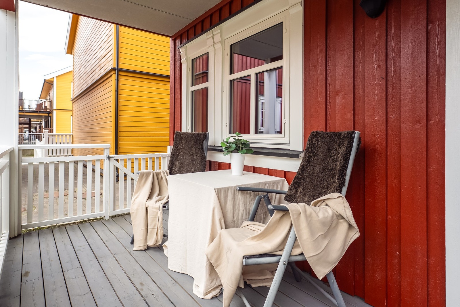 Terrasse ut fra stue med ettermiddags- og kveldssol Galleribilde