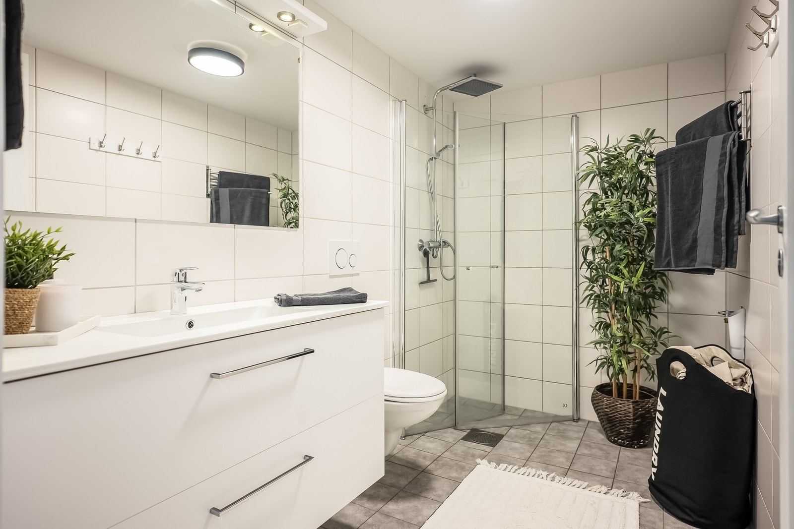 Pent, flislagt bad med varmekabler i gulv. Badet fikk ny servant med underskap i 2023, og det ble i 2020 satt inn innfellbare dusjdører, montert takdusj og skiftet blandebatteri Galleribilde