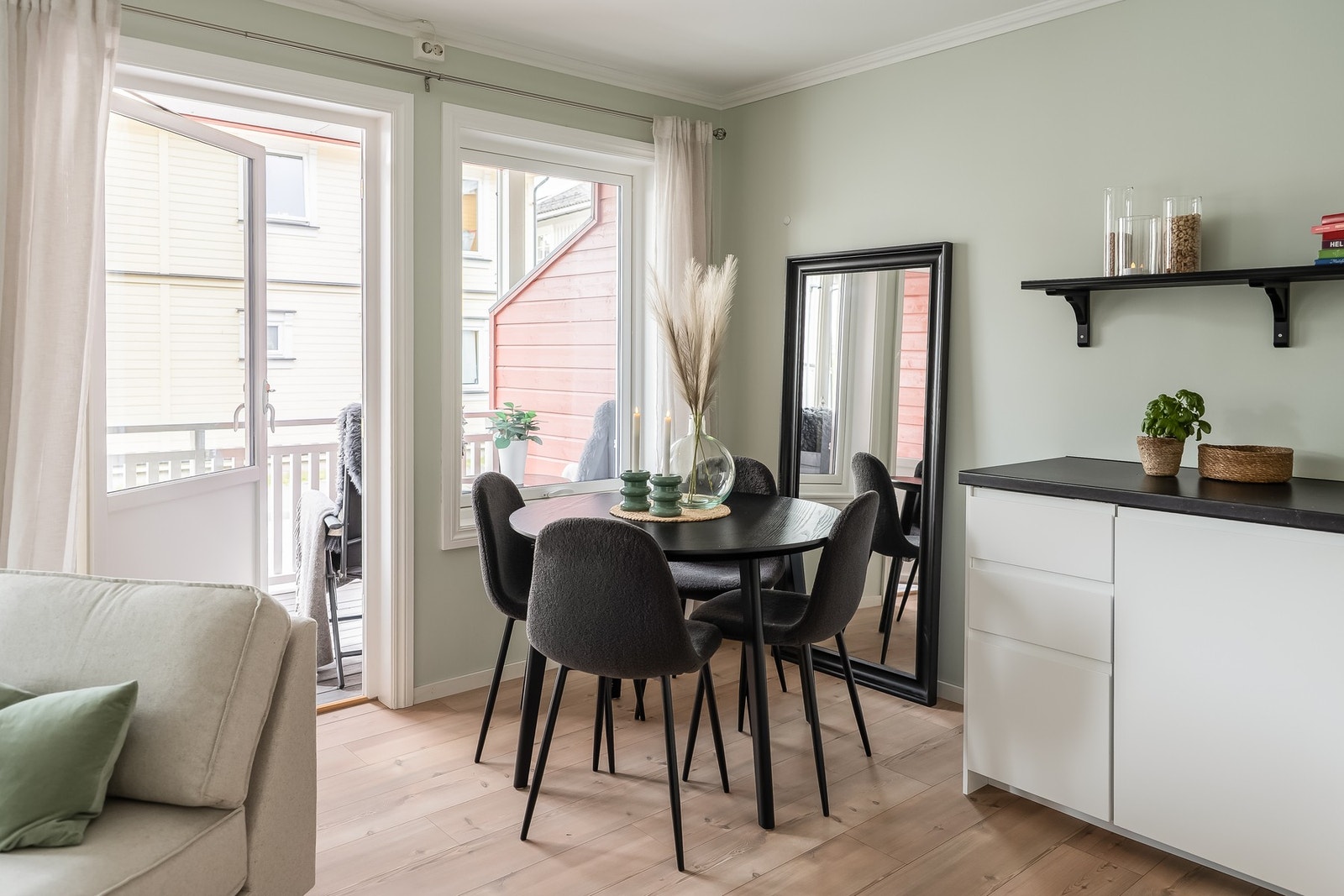 God plass til spisegruppe som fungerer som en naturlig romdeler. Galleribilde