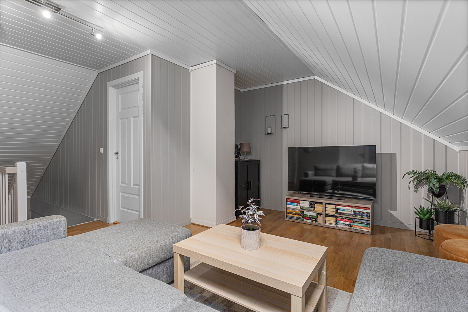 Boligen har en romslig loftstue. Perfekt som ekstra stue for barna - eller til sommerens VM-kvelder. Galleribilde