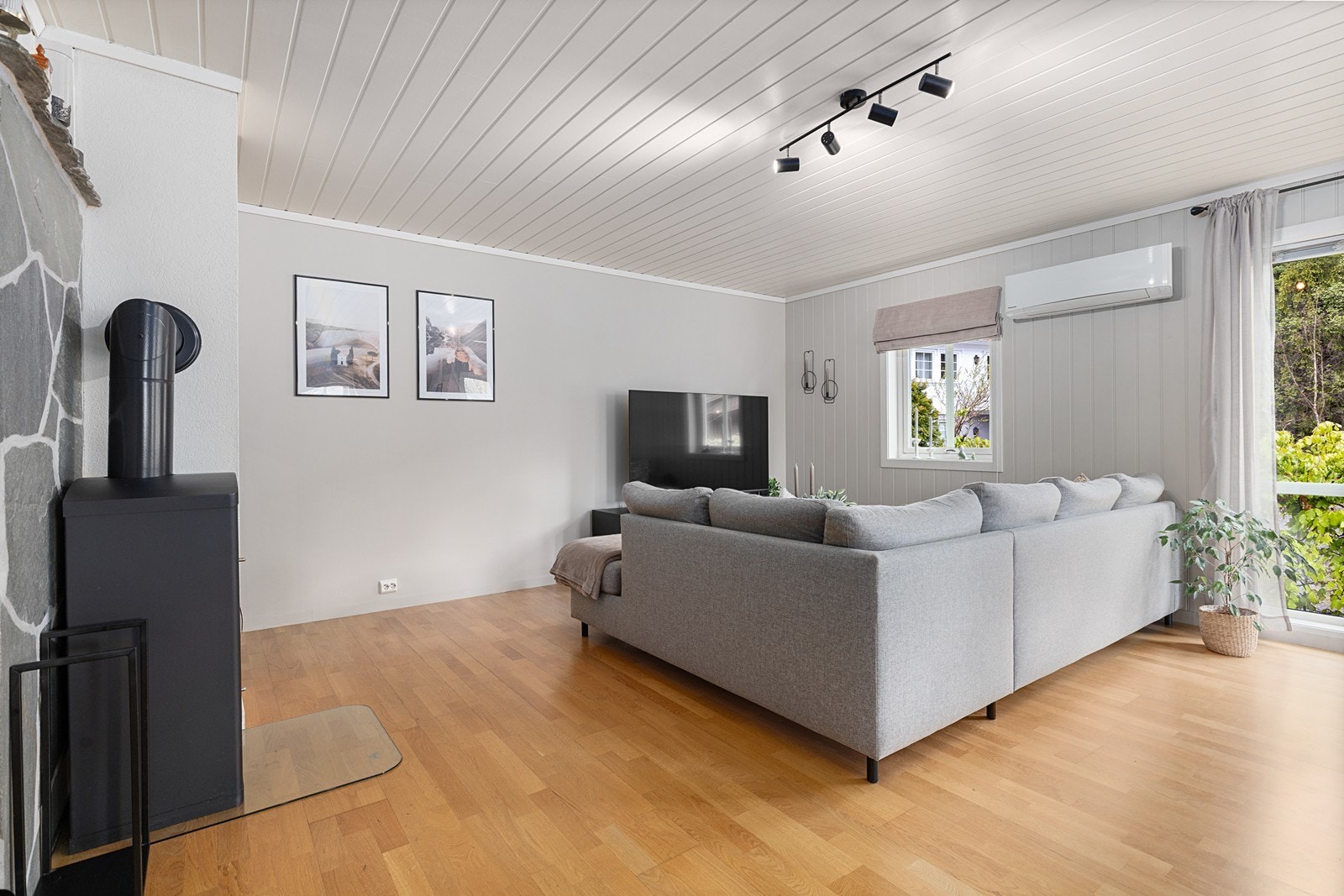 Koselig dagligstue med peis smart plassert for optimal funksjon når kulda treffer. Galleribilde