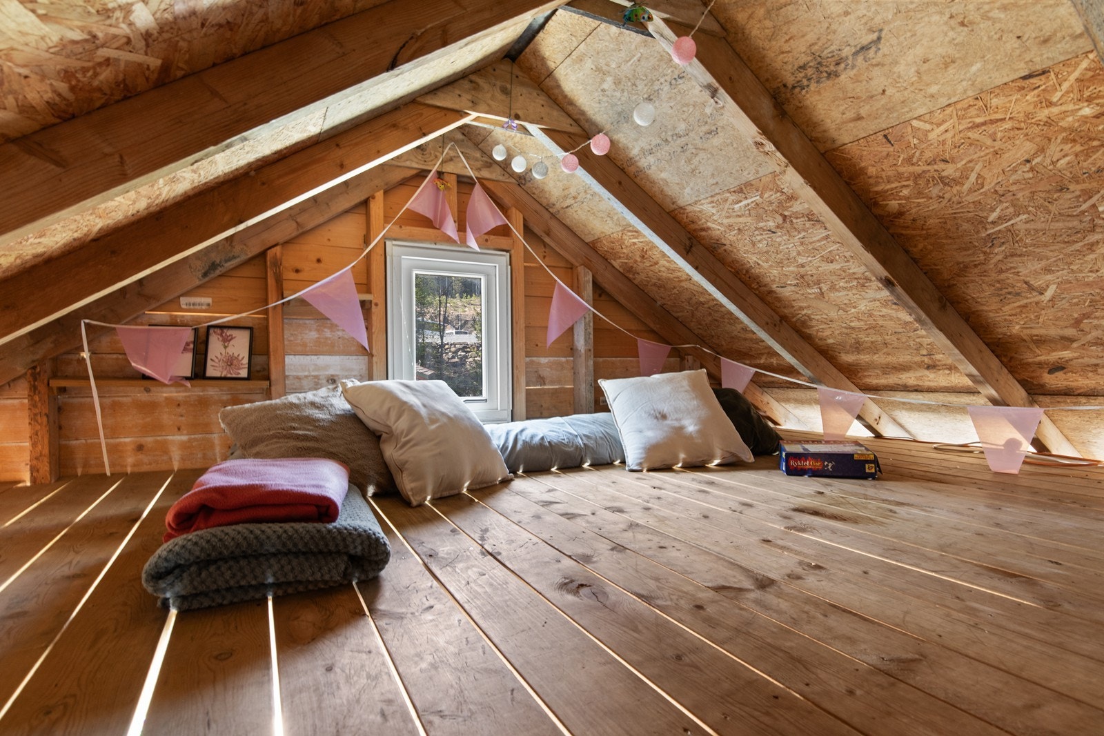 Det er en slags hems på toppen av sommerstua. Perfekt til oppbevaring eller lekestund for de mindre i husholdningen. Galleribilde