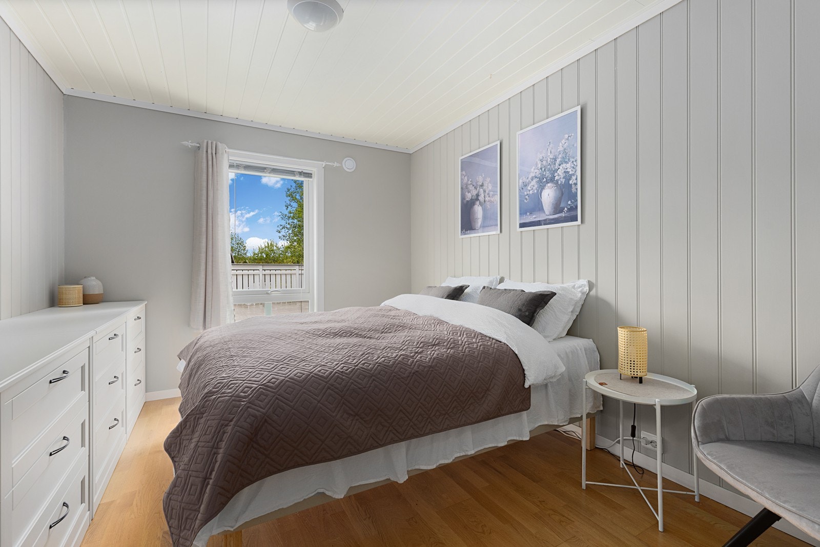 Stort soverom i 1. etasje med god plass til tilleggsmøblement. Galleribilde