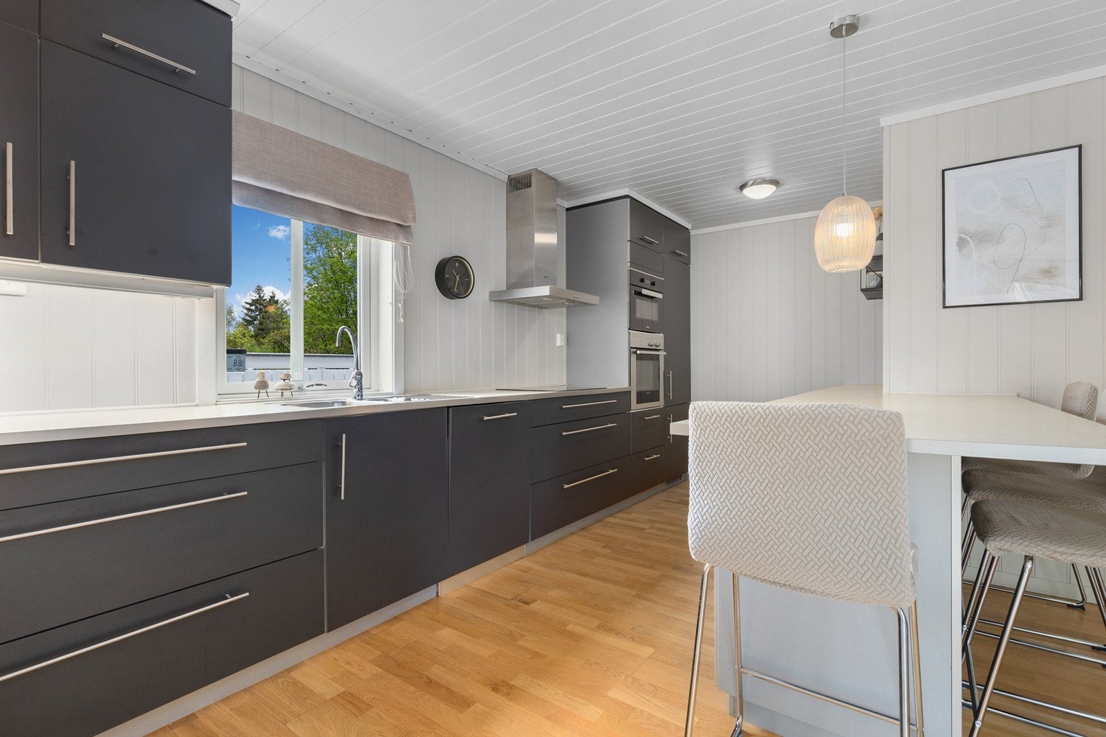 Kjøkken i mørk utførelse og lekre detaljer. Kjøkkenet er tidløst med god løsninger og mye oppbevaring. Galleribilde