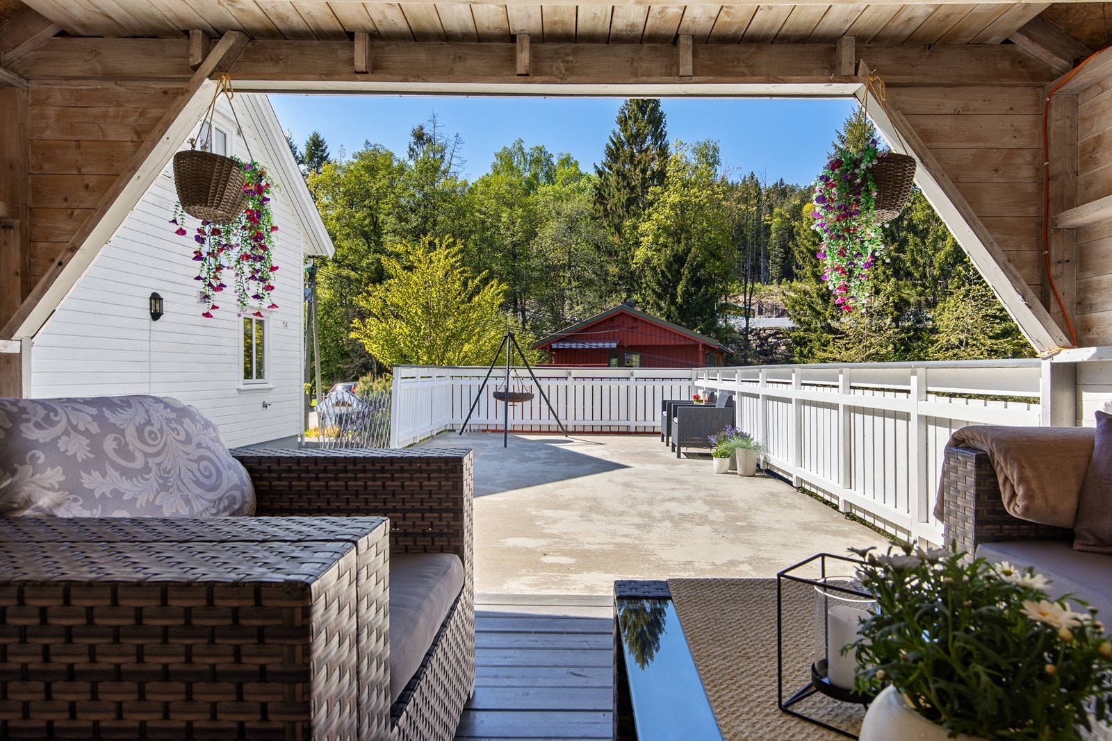 Eiendommen er romslig med stor terrasse over garasjen med en innbydende sommerstue for lange sommerkvelder utendørs. Galleribilde