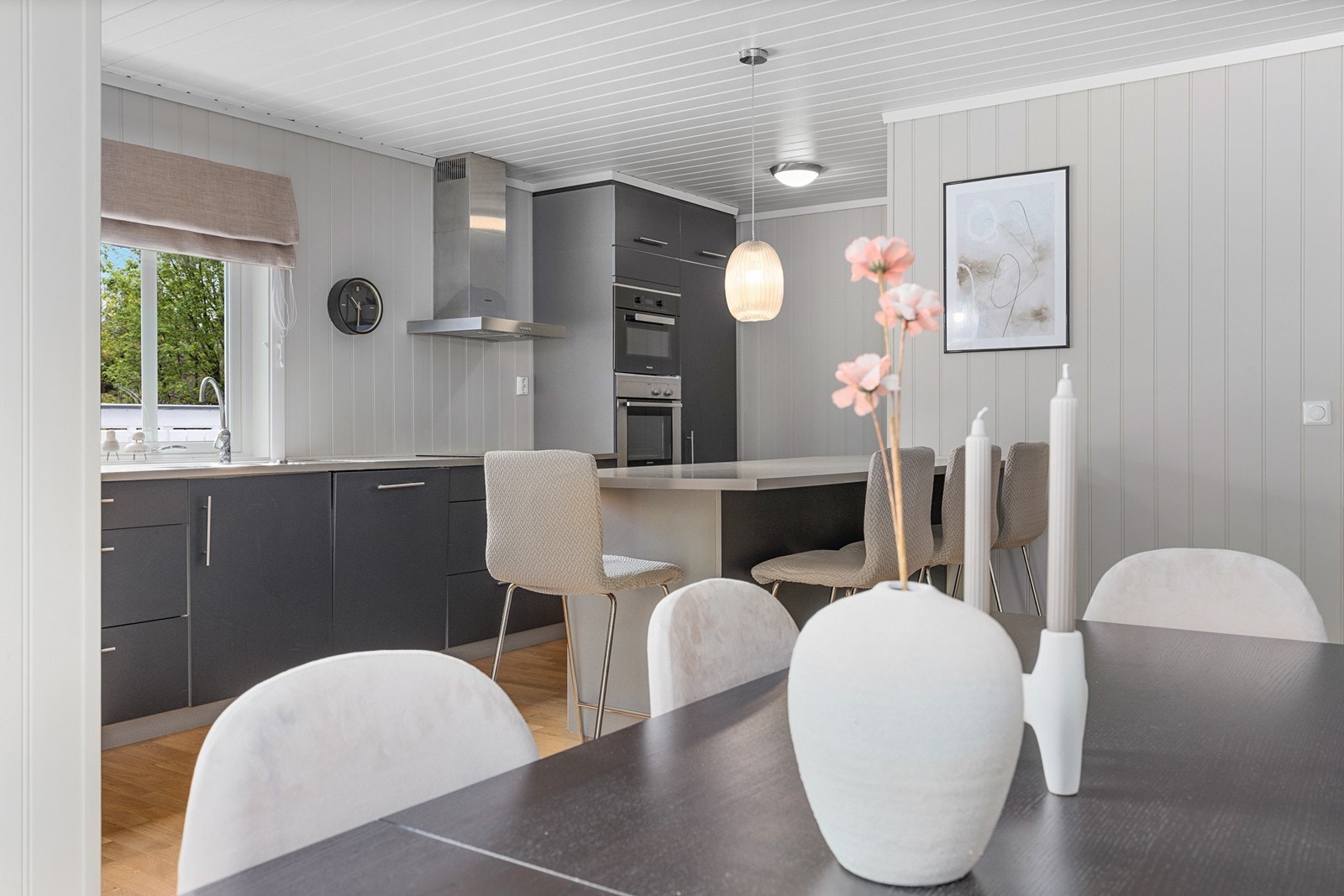 Fra kjøkken har man full kontroll på spisestua. Perfekt for småbarnsfamilien eller sosiale sammenkomster med venner. Galleribilde