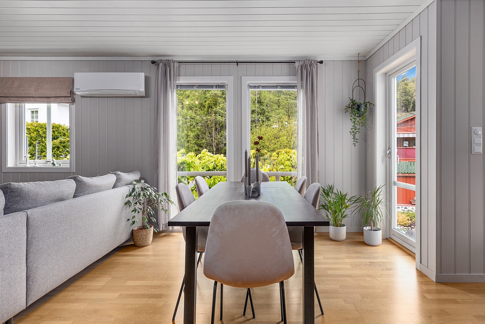 Store vinduer der det i dag er spisestue. Her får man sommeren rett inn i stua. Det er og adgang til uteområde gjennom egen dør. Galleribilde