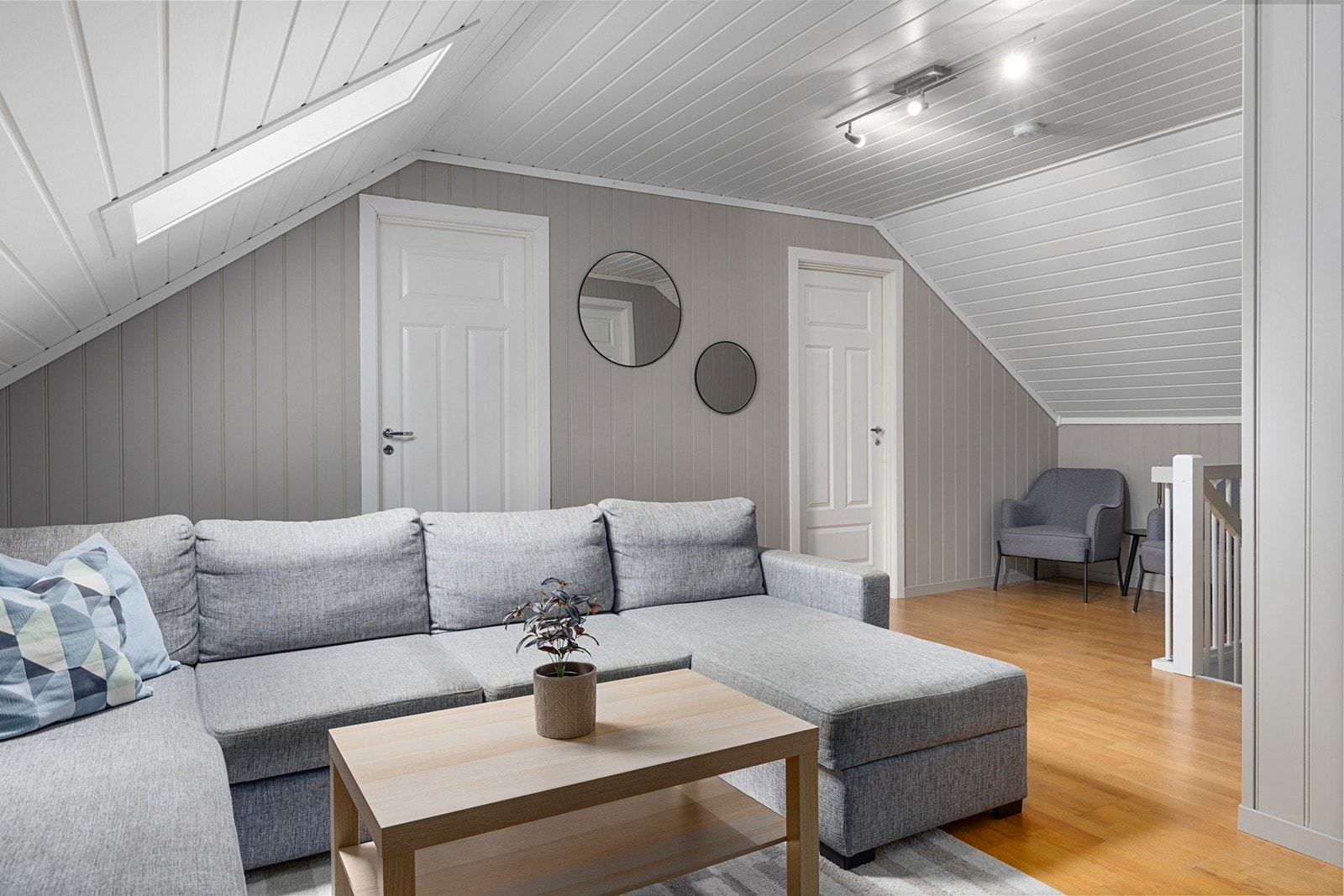 Fra loftstue er det adgang til soverommene. Galleribilde
