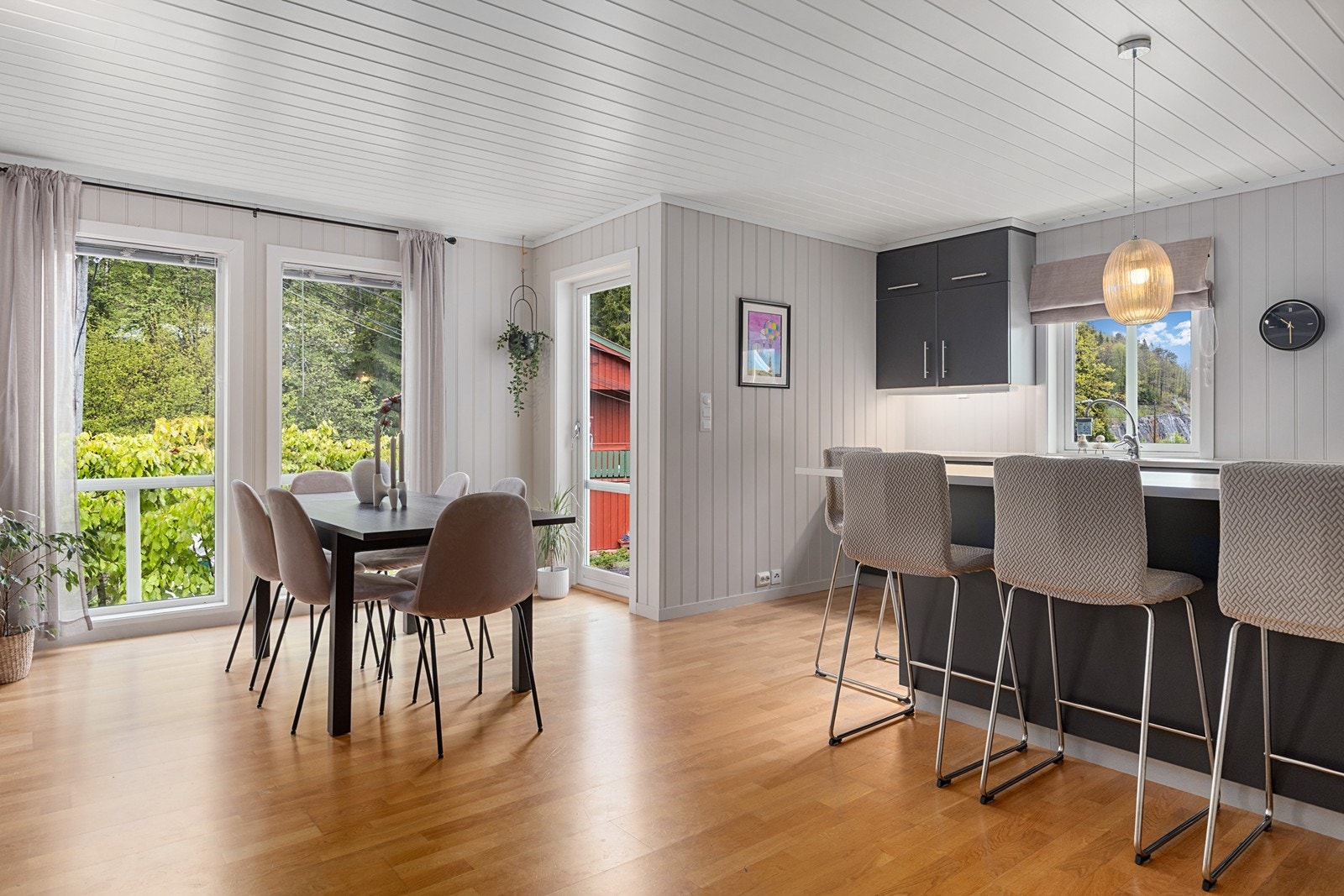 Med åpen stue/kjøkken løsning har du god plass til spisestue, dagligstue og benkeplate smart plassert som frokostbord. Galleribilde