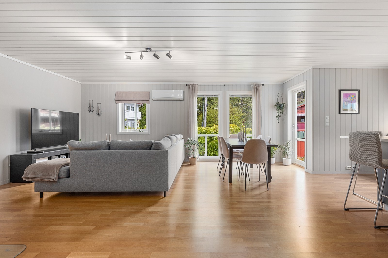 Boligen har en romslig kjøkken/stue løsning med store vinduer som slipper inn rikelig med naturlig lys. Galleribilde