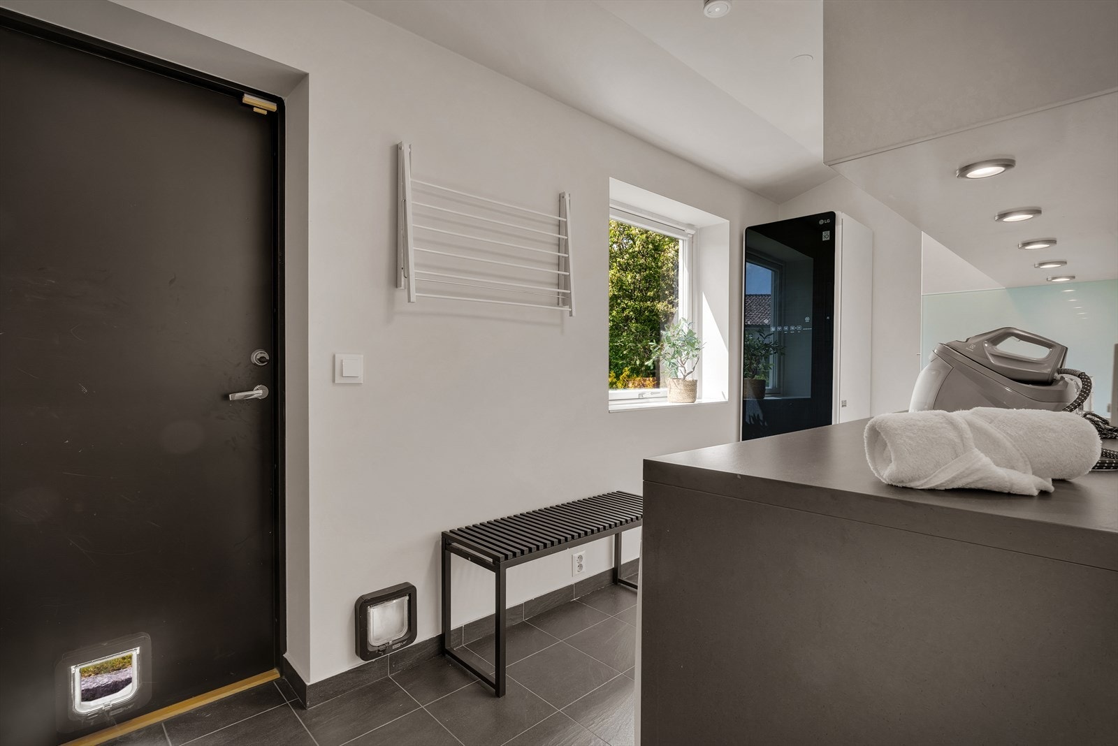 Vaskerommet er på 7,6 m² og har en praktisk innredning med nedfelt servant og opplegg for vaskemaskin. Galleribilde