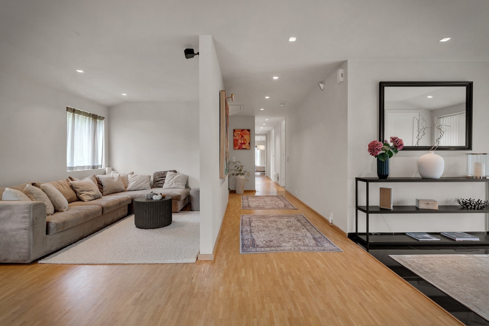 Like ved entréen finner man en TV-stue på 17 m². Galleribilde