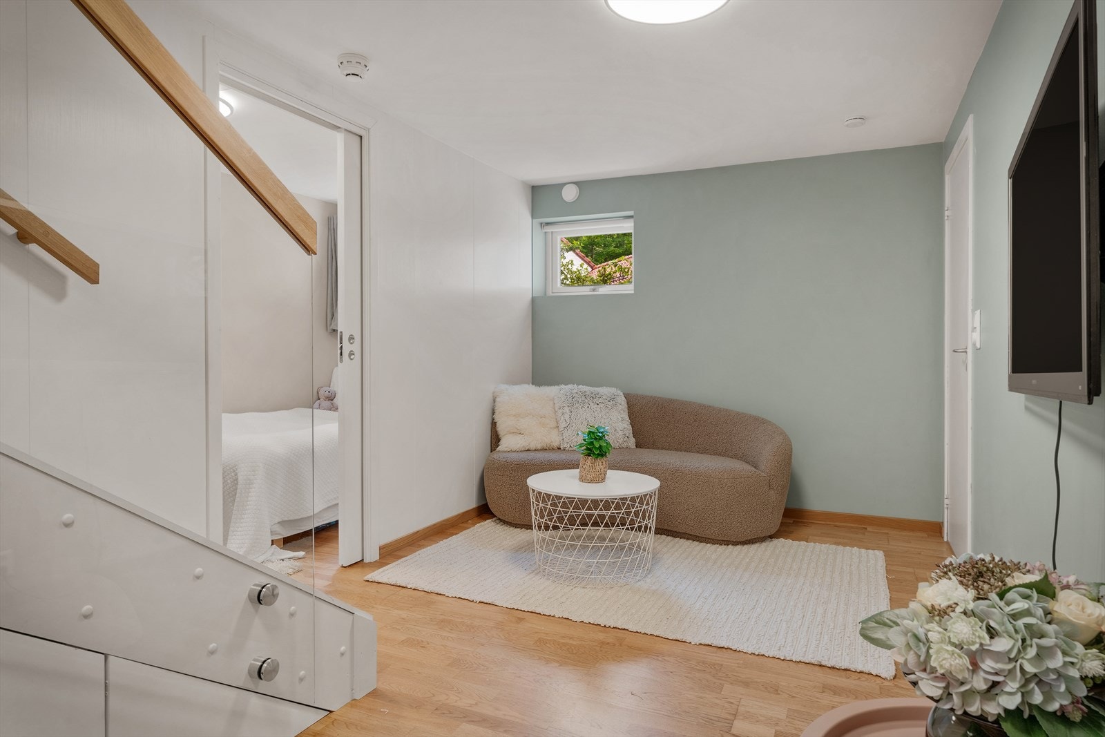 Hall/trapperom i kjeller. Galleribilde