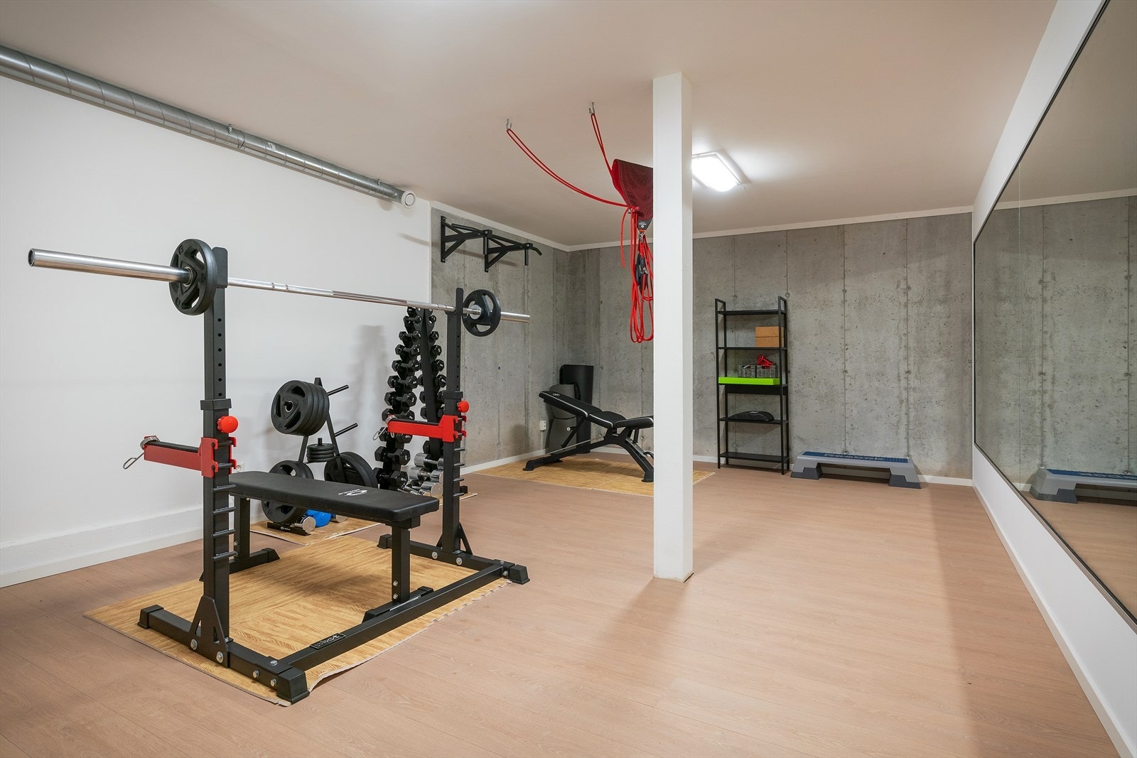 Romslig trimrom på 26,1 m² gir gode muligheter for hjemmetrening eller hobbyrom. Galleribilde
