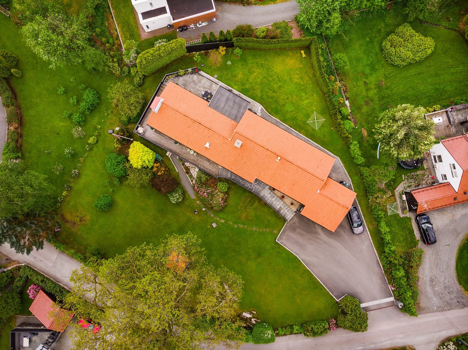 Eiendommen byr på nydelige uteområder hvor en fredet eik danner et særpreget og idyllisk tun, og skaper en sjelden ramme rundt boligen. Galleribilde