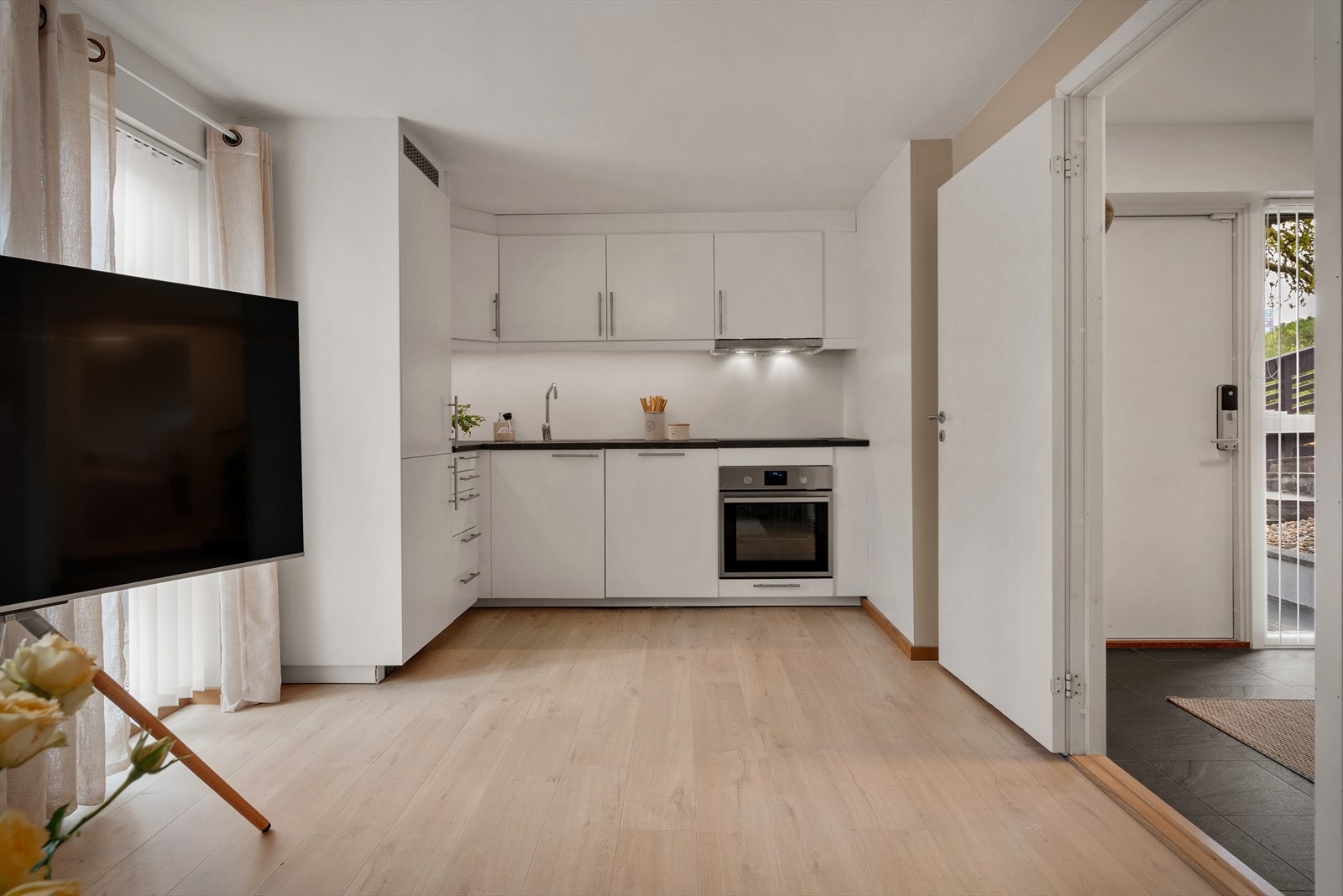 Hybeldelen er utstyrt med et praktisk kjøkken fra IKEA med glatte fronter og laminat benkeplate. Galleribilde