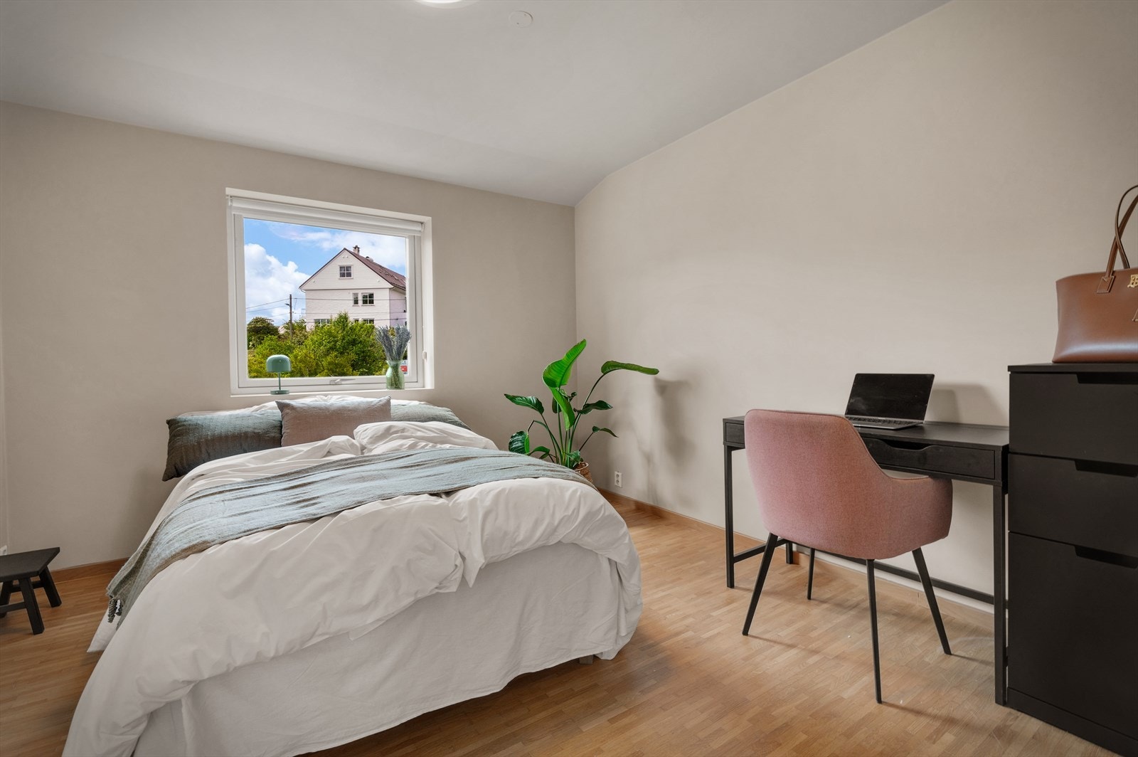 De øvrige soverommene egner seg godt som barnerom, gjesterom eller kontor, og gir fleksibilitet etter behov. Galleribilde