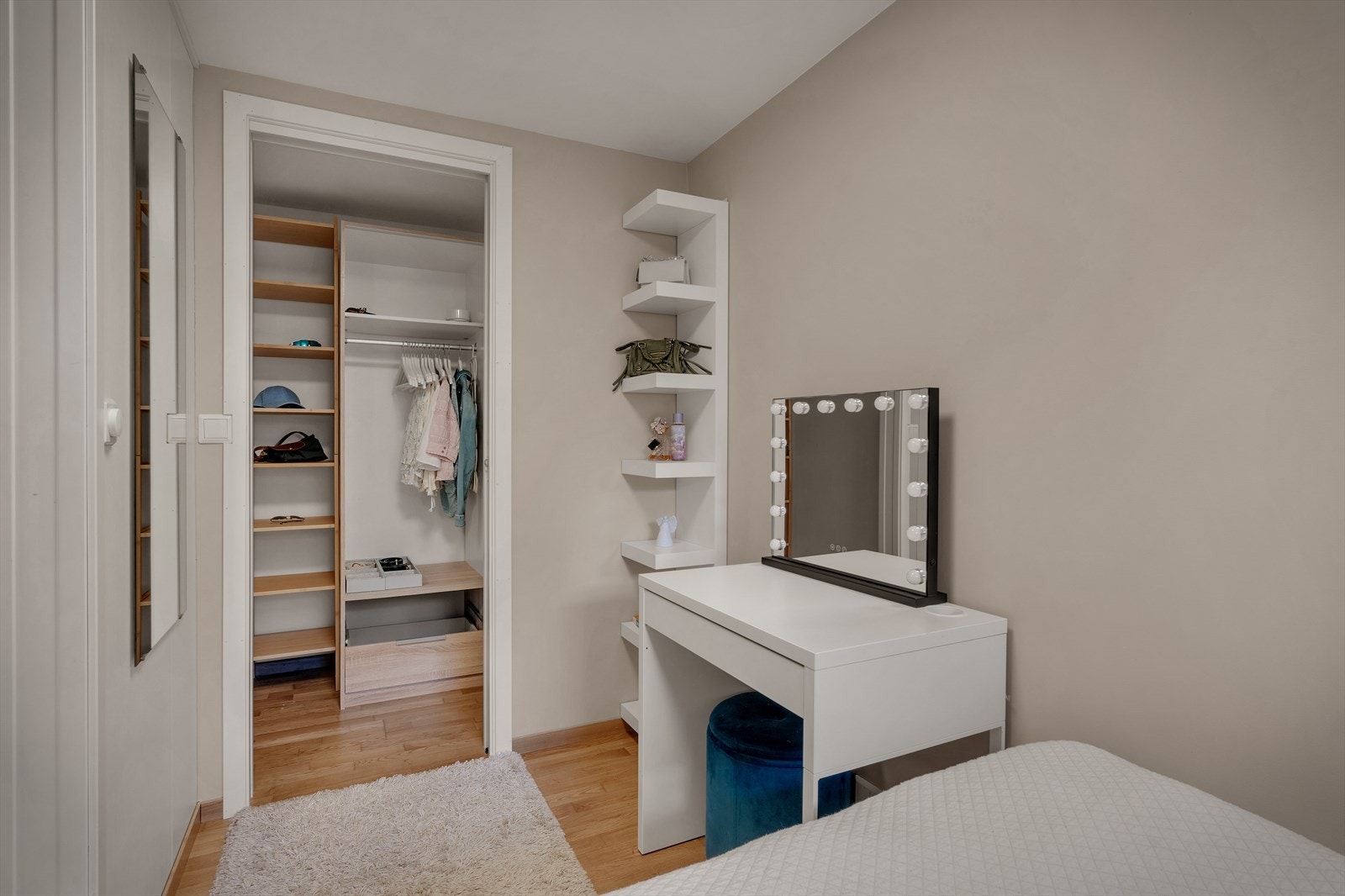 I tillegg er det tilhørende garderobe på 1,9 m². Galleribilde