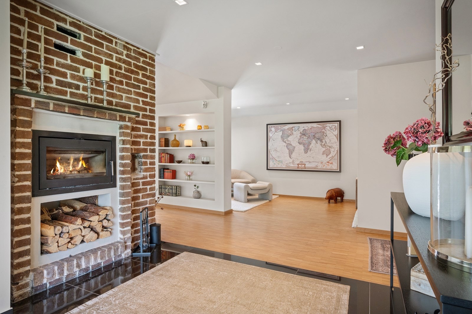 Videre leder en stor gang på 25,9 m² deg naturlig videre til boligens ulike soner, og bidrar til en god planløsning med enkel adkomst til alle rom. Galleribilde