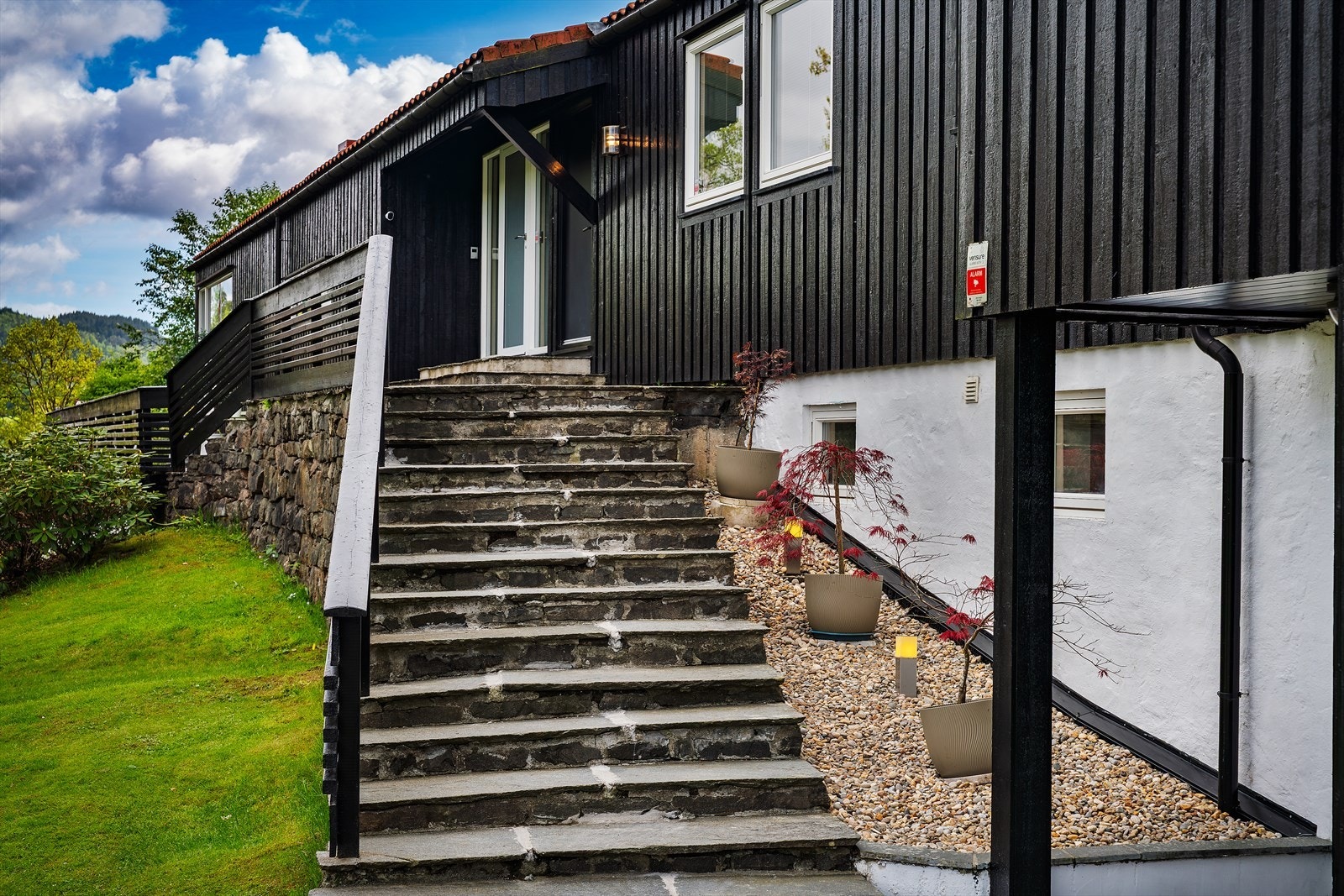 Området er kjent for sin rolige og skjermede karakter med lite trafikk og gode solforhold, samt nærhet til vakre naturområder. Galleribilde