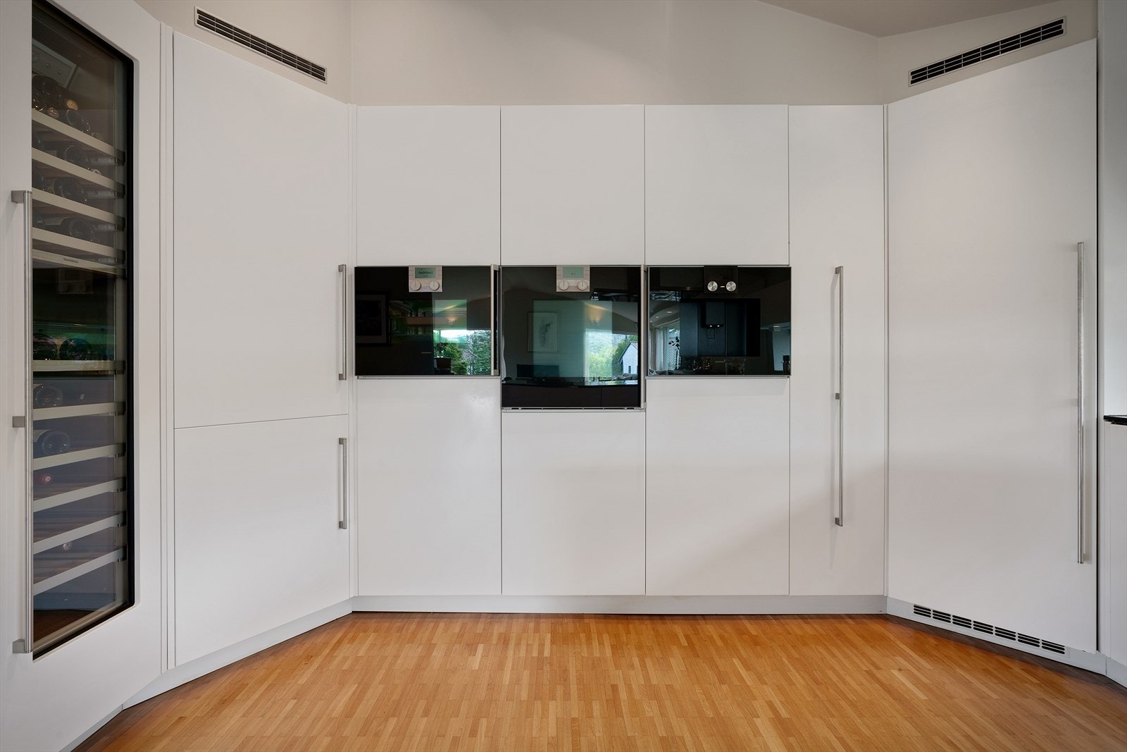 Det består av en eksklusiv innredning fra Multiform med glatte fronter og benkeplate i stein. Galleribilde