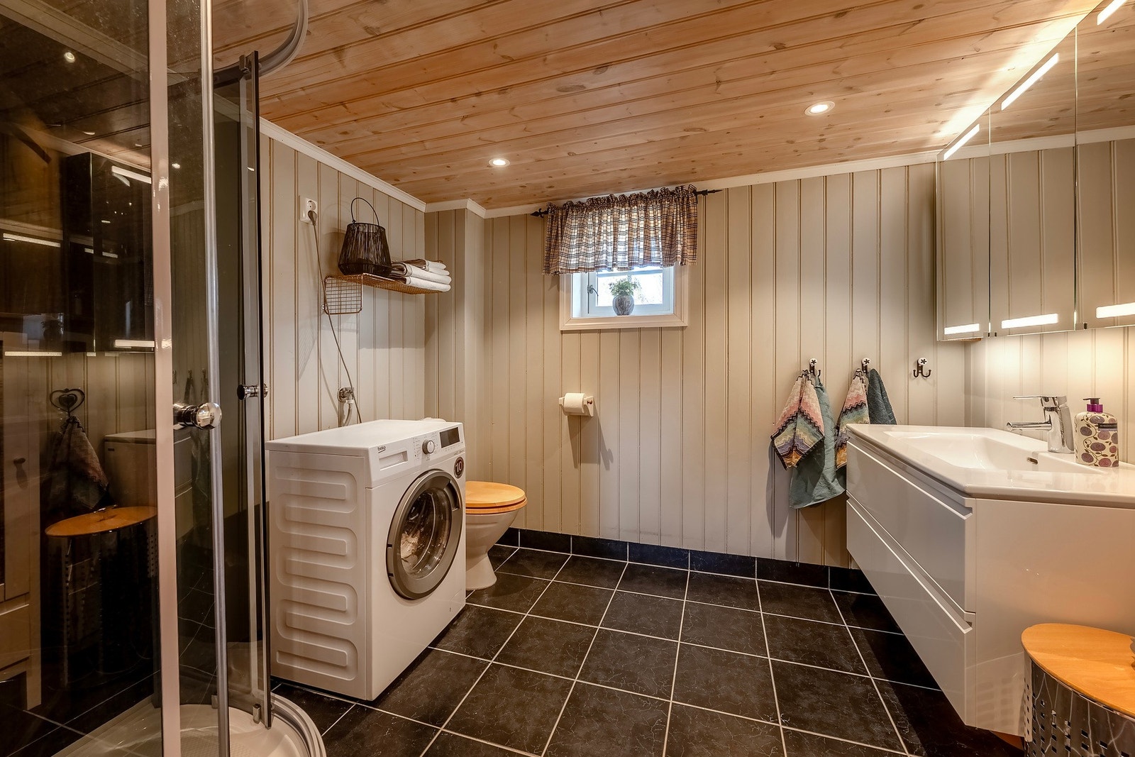 Badet ligger praktisk til med adkomst fra gangen og nær tilknytning til oppholdsrommet. Galleribilde
