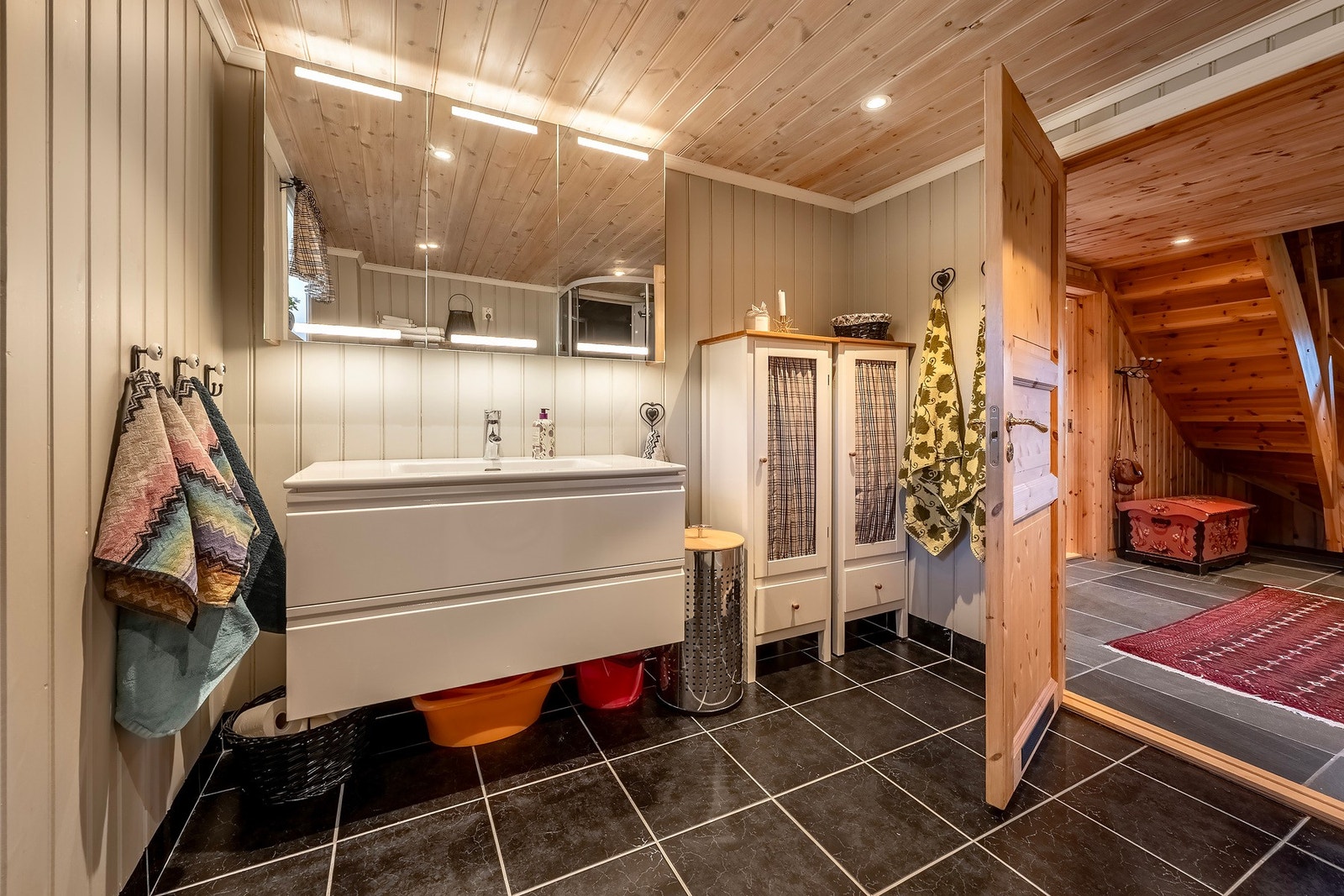 Badet er utstyrt med servant på underskap, speil, dusj og toalett. Galleribilde