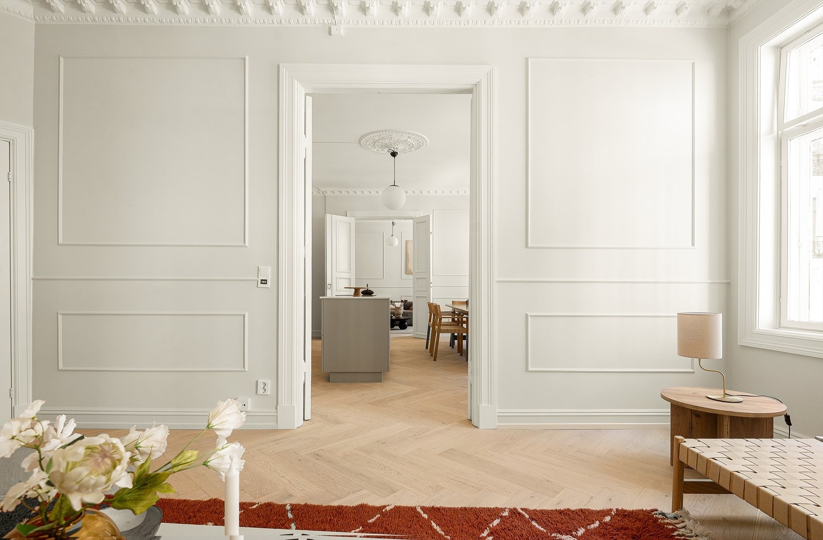 Svært god planløsning med stue på stue og et stort sosialt kjøkken som leilighetens midtpunkt Galleribilde