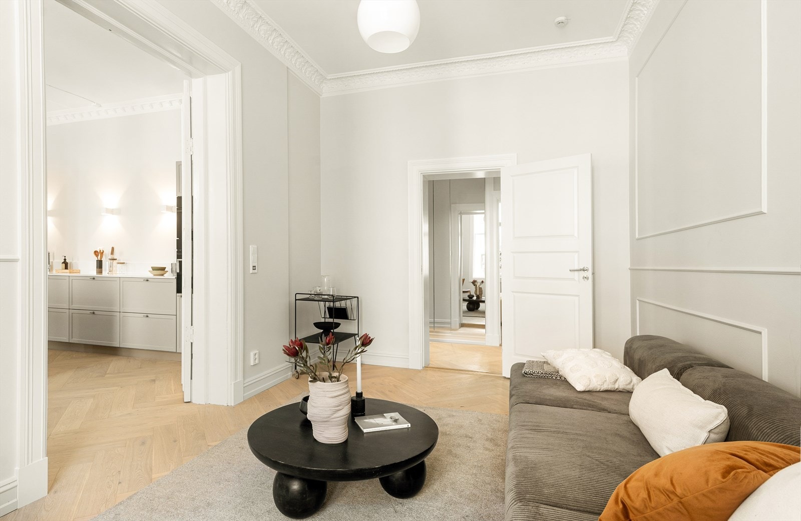 Det var tidligere en peisovn i høyre hjørnet der det er kjøkken i dag, så det antas mulig å sette inn peis der bartrallen står. Megler/selger tar ikke ansvar for at det lar seg gjøre Galleribilde