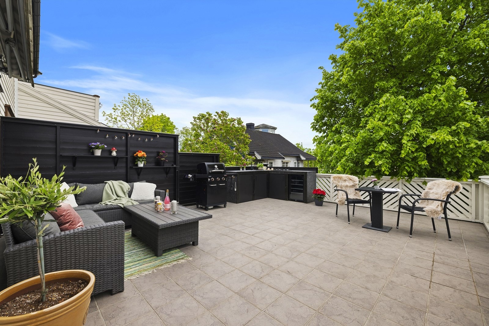 Terrasseområdet er skjermet med levegg mot nabo, som gir økt privatliv og begrenser innsyn. Galleribilde