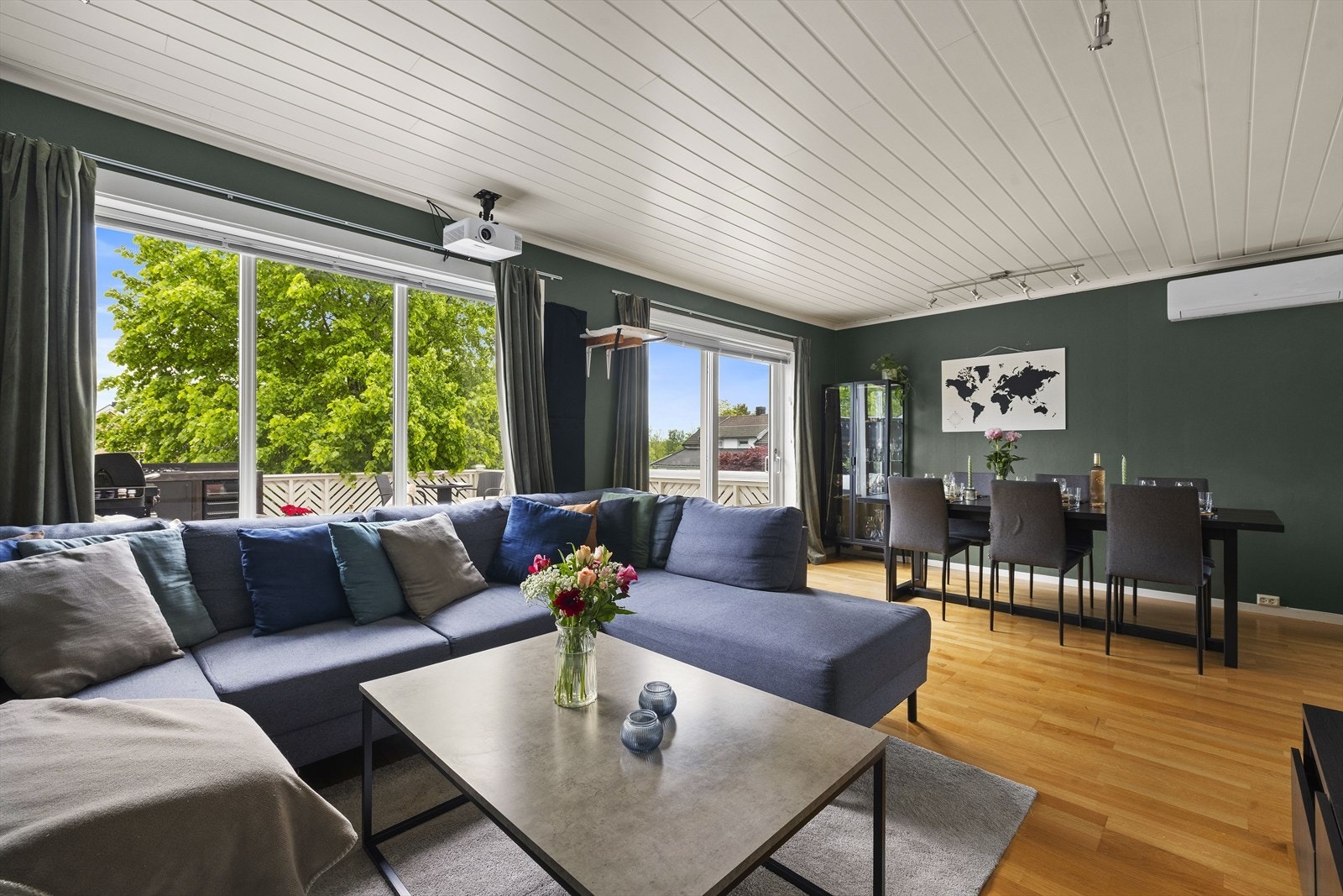 Fra stue/spisestue er det også utgang til det romslige og hyggelige terrassearealet. Galleribilde