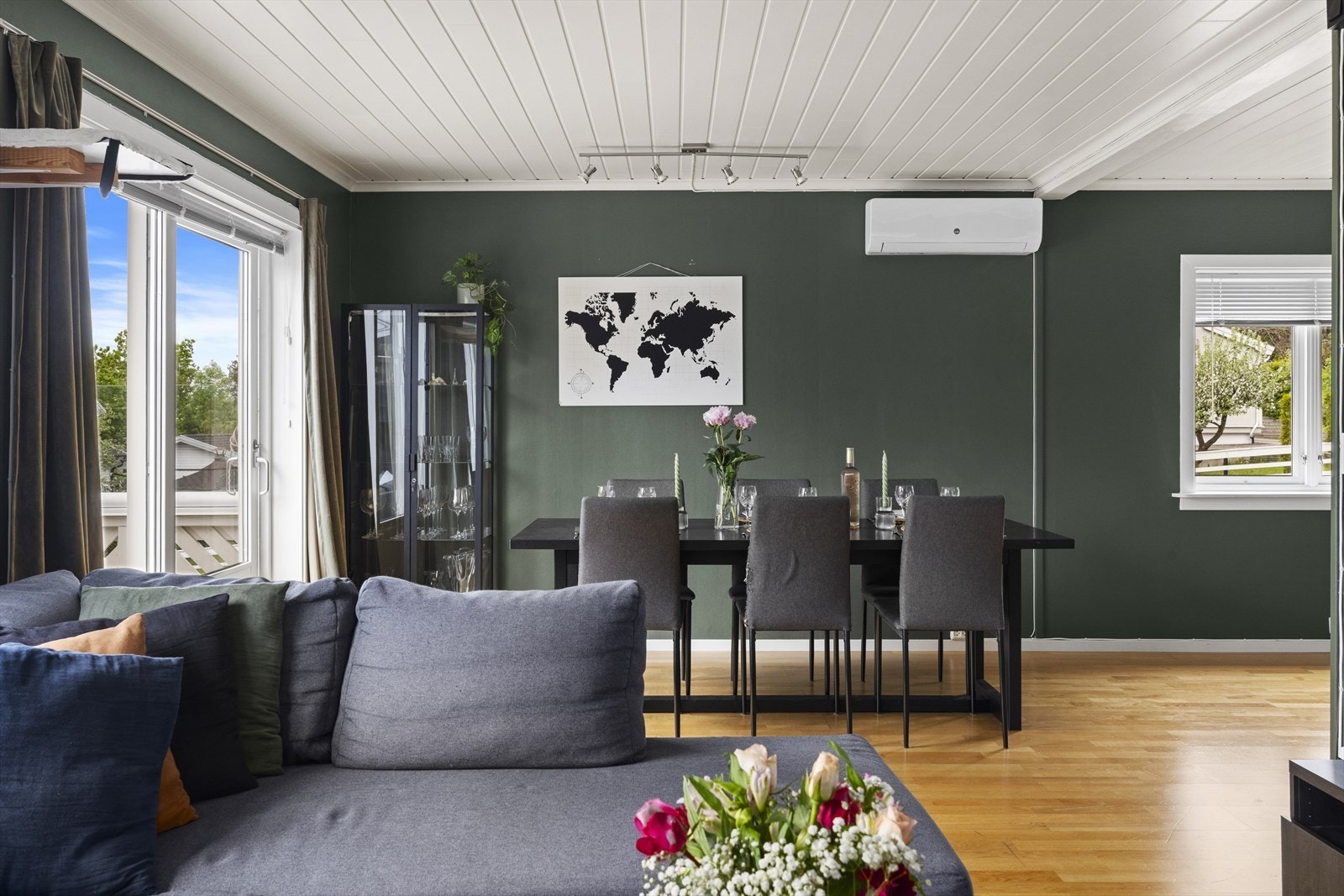 Ellers er det både varmepumpe og gulvvarme for et behagelig inneklima året rundt. Galleribilde