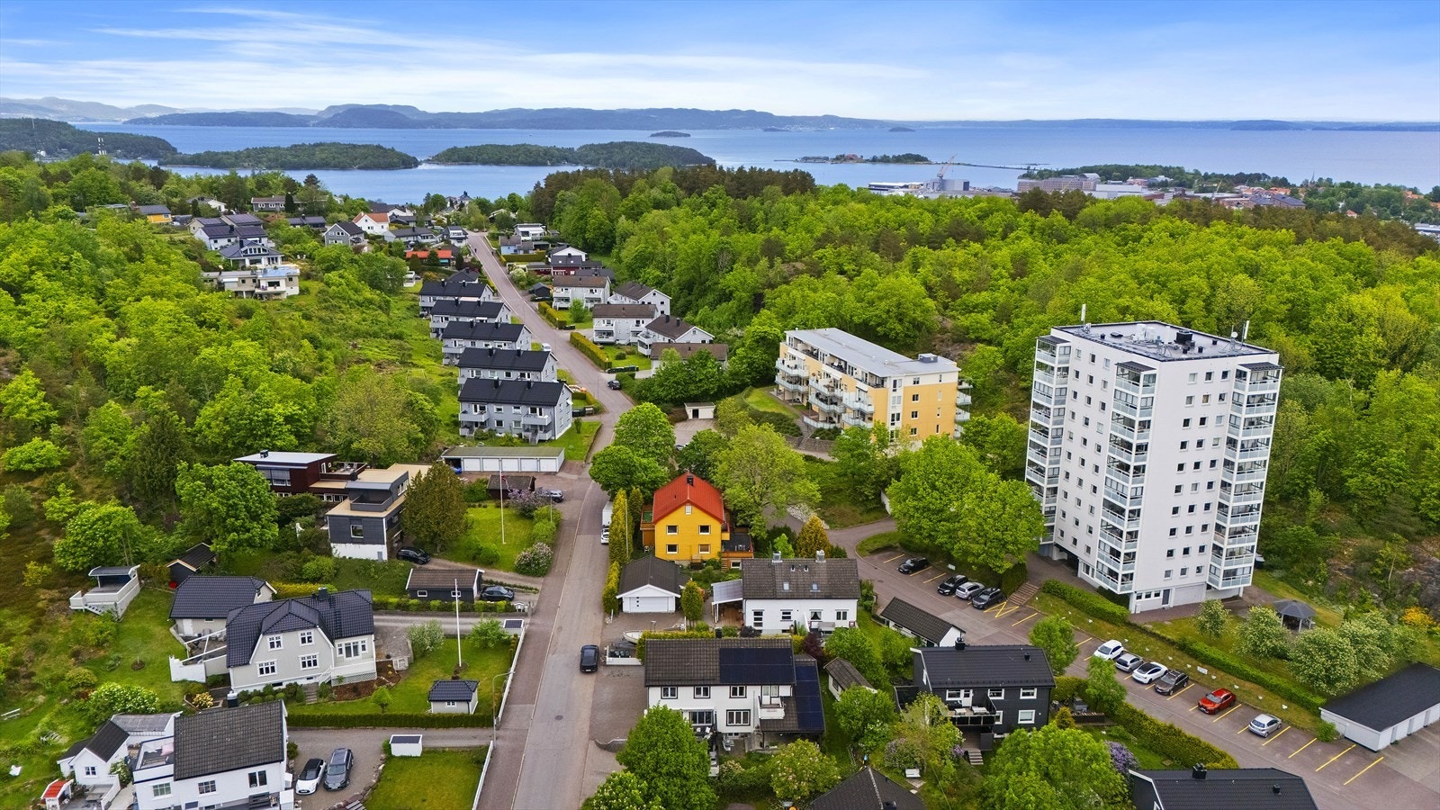 Kort vei til dagligvarebutikker og servicetilbud, samtidig som du enkelt kommer deg videre med kollektivtransport fra Holtan eller Skoppum stasjon. Togforbindelse til både Oslo og resten av Vestfold gjør dette til et attraktivt område også for pendlere. Galleribilde