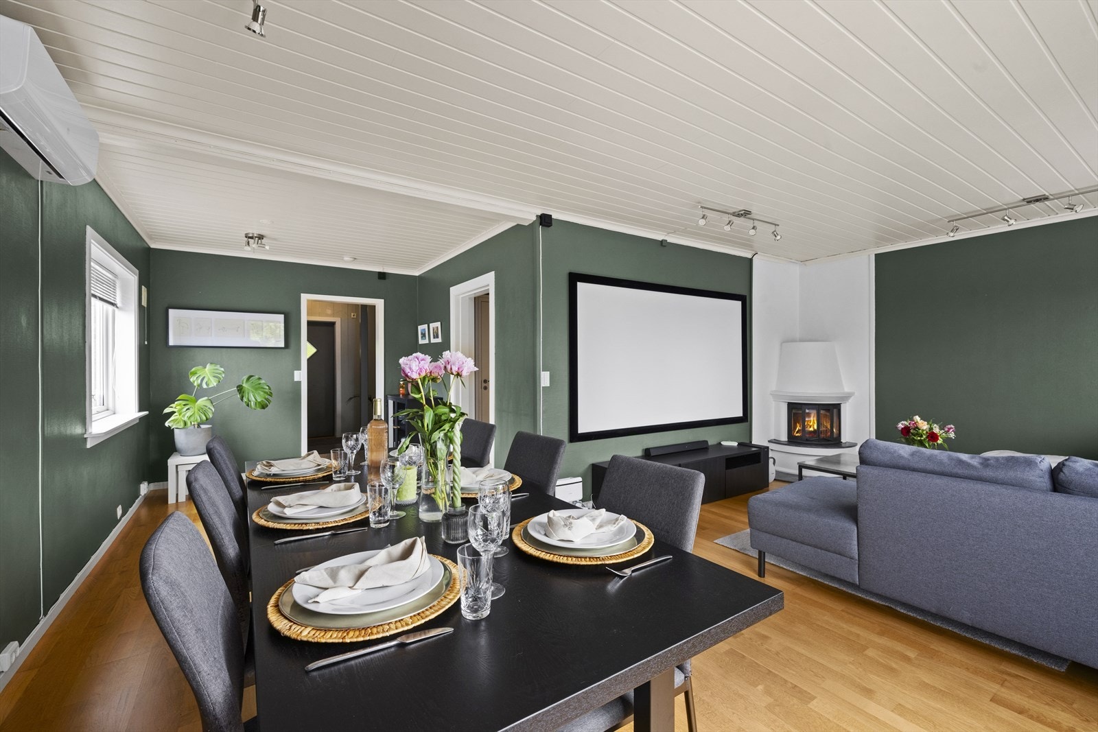 Stuedelen er romslig og har god plass til både en stor sofagruppe og et langbord for hyggelige middager, uten at det går på bekostning av den lune og koselige følelsen. Galleribilde
