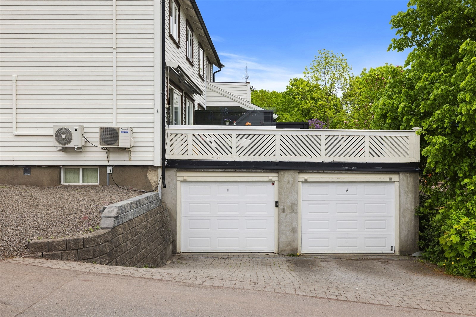 Denne boligen eier den ene halve garasjen med plass foran, samt oppstillingen foran huset med gode parkeringsmuligheter. Galleribilde
