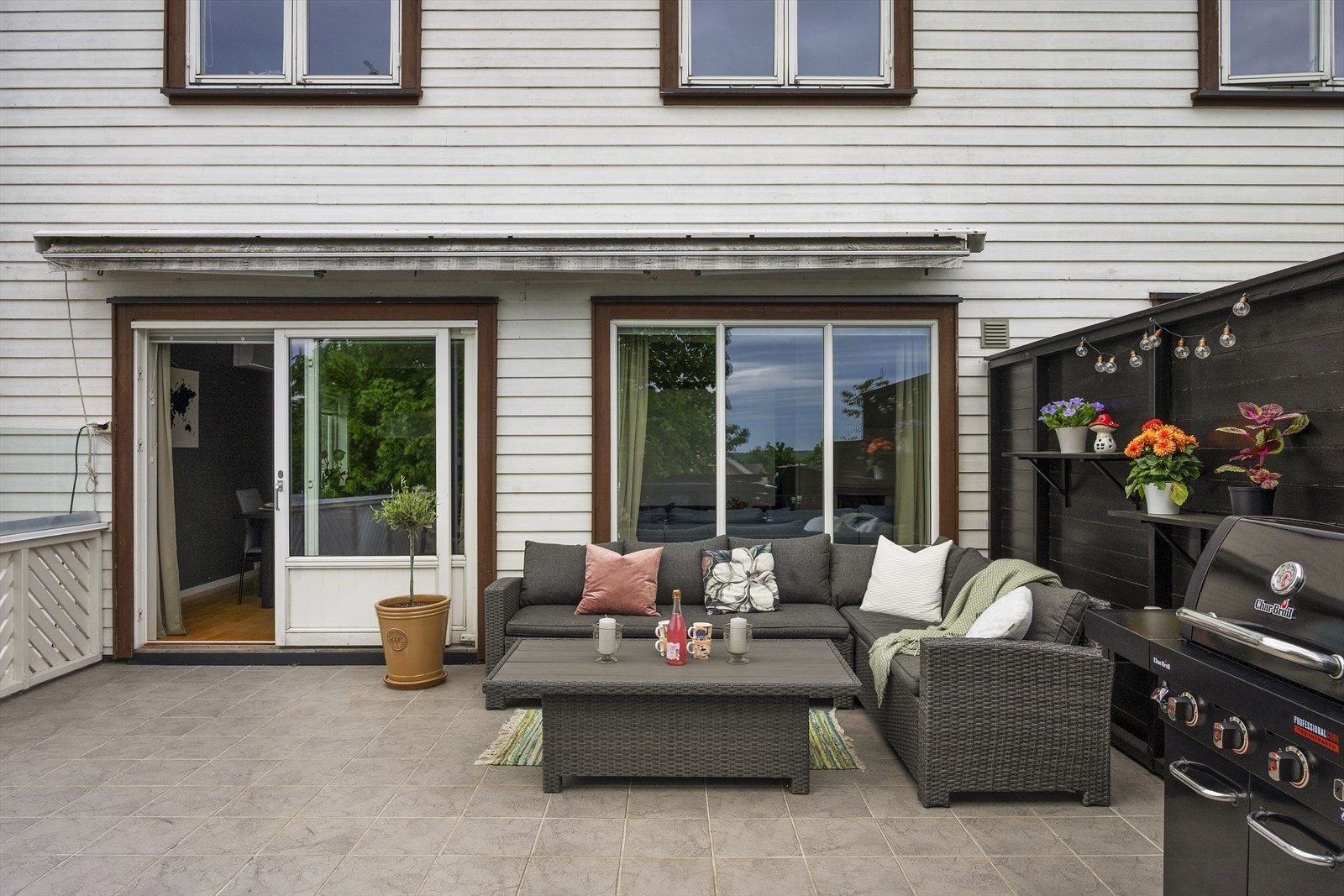 Her er det god plass til utemøblement, grill og hyggelige soner, samt muligheter for beplantning og grønne innslag som skaper en lun og trivelig atmosfære. Galleribilde