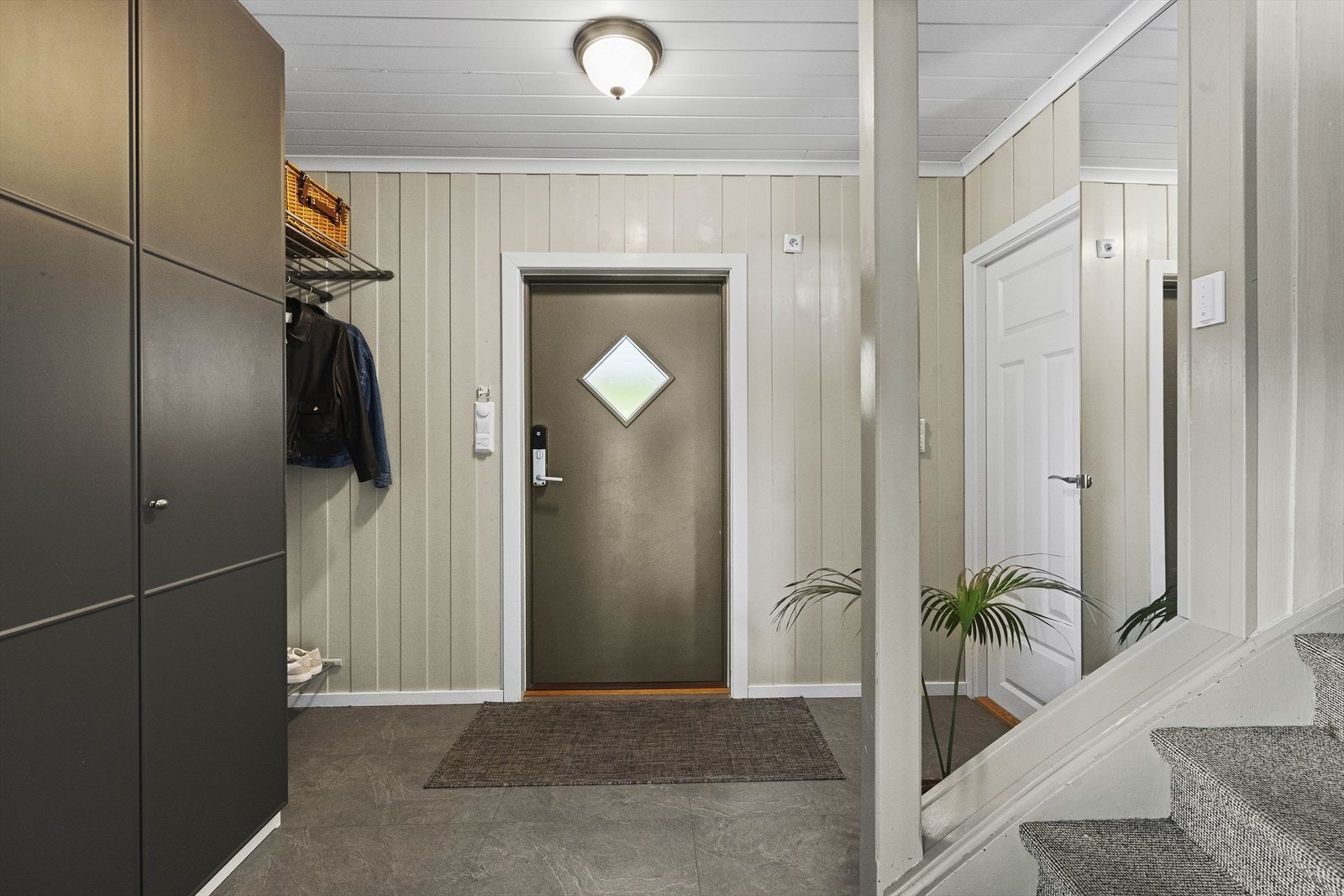 Du ønskes velkommen inn i en lys entré utstyrt med gulvvarme som sikrer en behagelig velkomst på kalde dager. Galleribilde