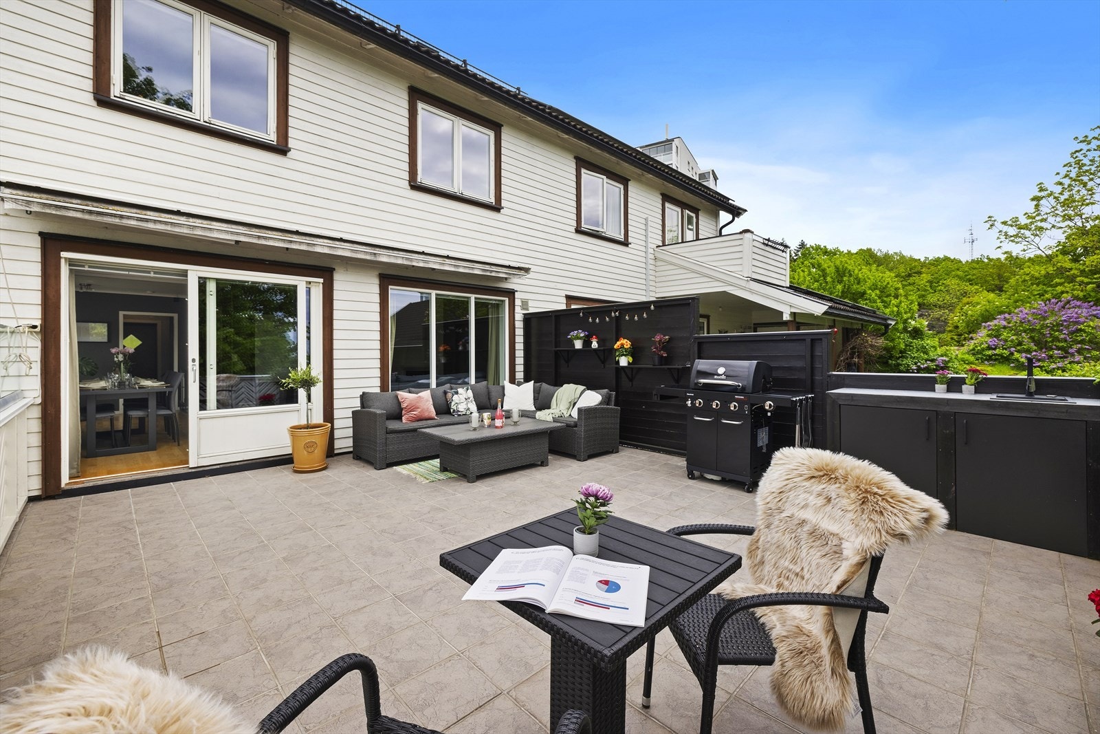 Terrassen byr på gode solforhold gjennom hele dagen - her kan man nyte solen fra morgen til kveld. Galleribilde