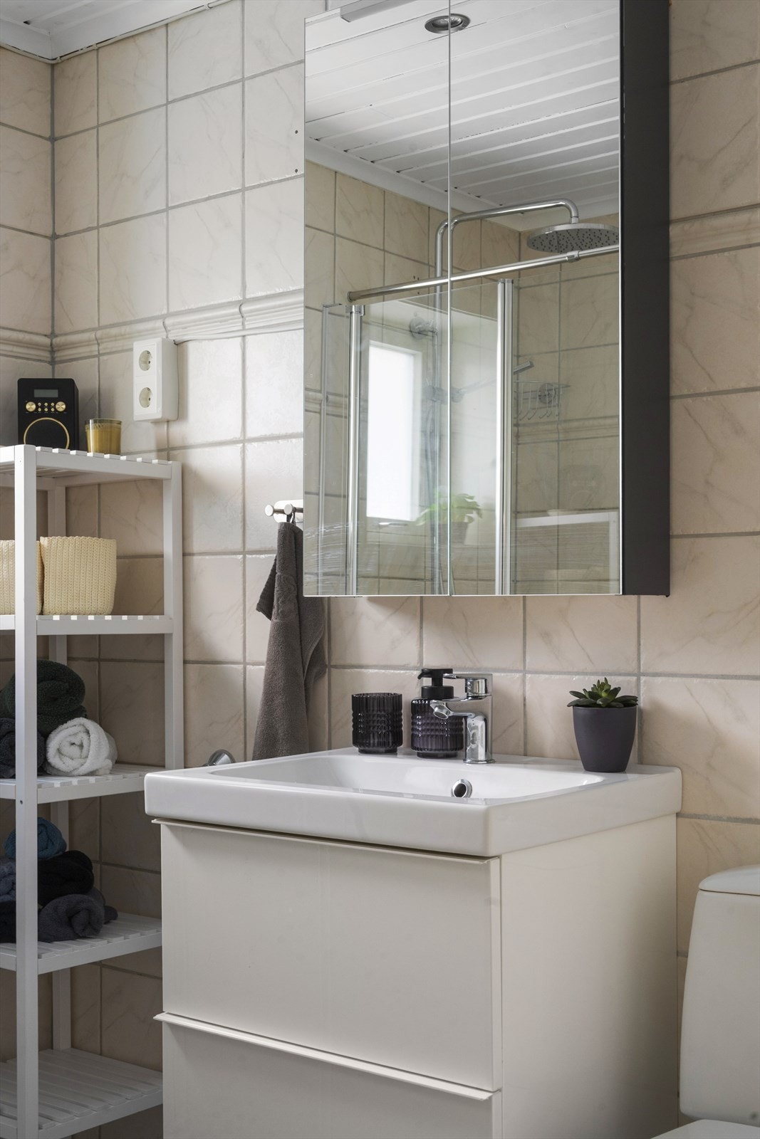 Badet har også opplegg for vaskemaskin dersom man ønsker dette i denne etasjen. Galleribilde
