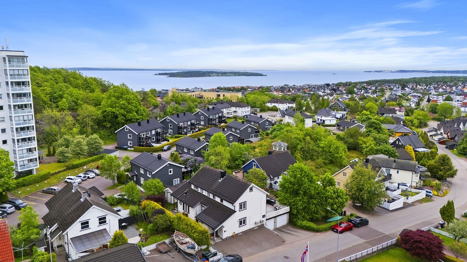 Det er kort vei til både skoler, barnehager, dagligvare og gode kollektivforbindelser - perfekt for både barnefamilier, etablerere og enslige. Galleribilde