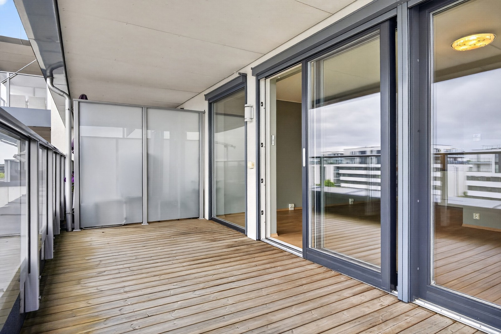 Balkongen På 14 kvm byr på flotte sommerkvelder med anledning til å samle både famille og venner. Galleribilde