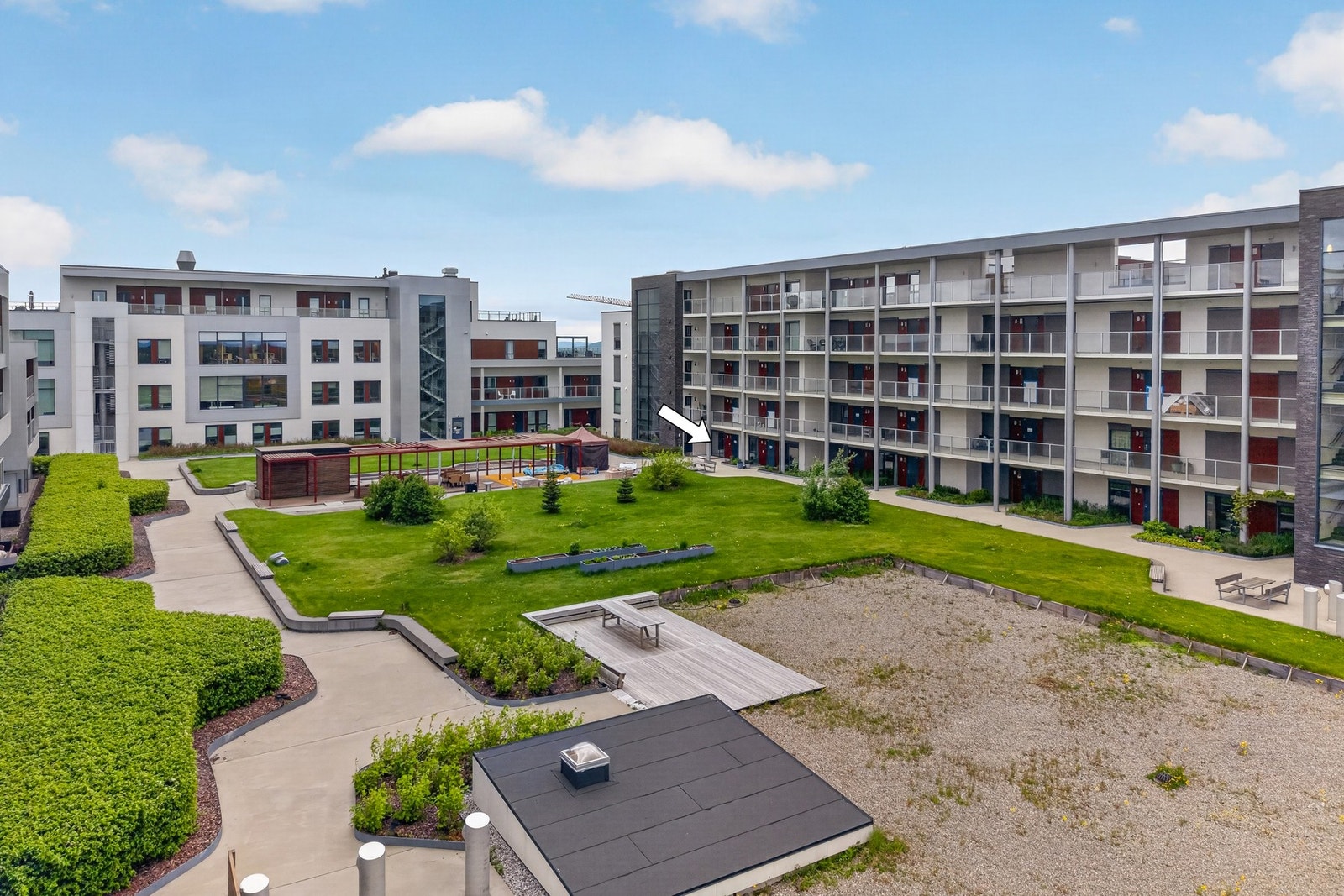 Jessheim sentrum og Jessheim Storsenter ligger like i nærheten innen 3 min gangavstand. Coop Extra/ Kiwi innen 3 min gangavstand. Galleribilde