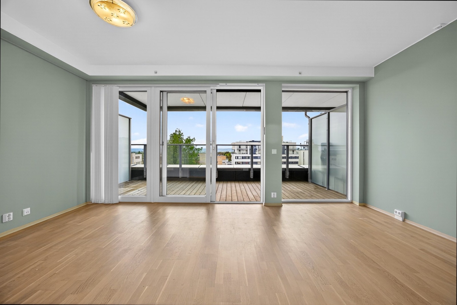 Fra stuen er det utgang til en balkong på 14 kvm med terrassebord og rekkverk i metall og glass, som gir et lett og moderne uttrykk mot uterommet. Galleribilde