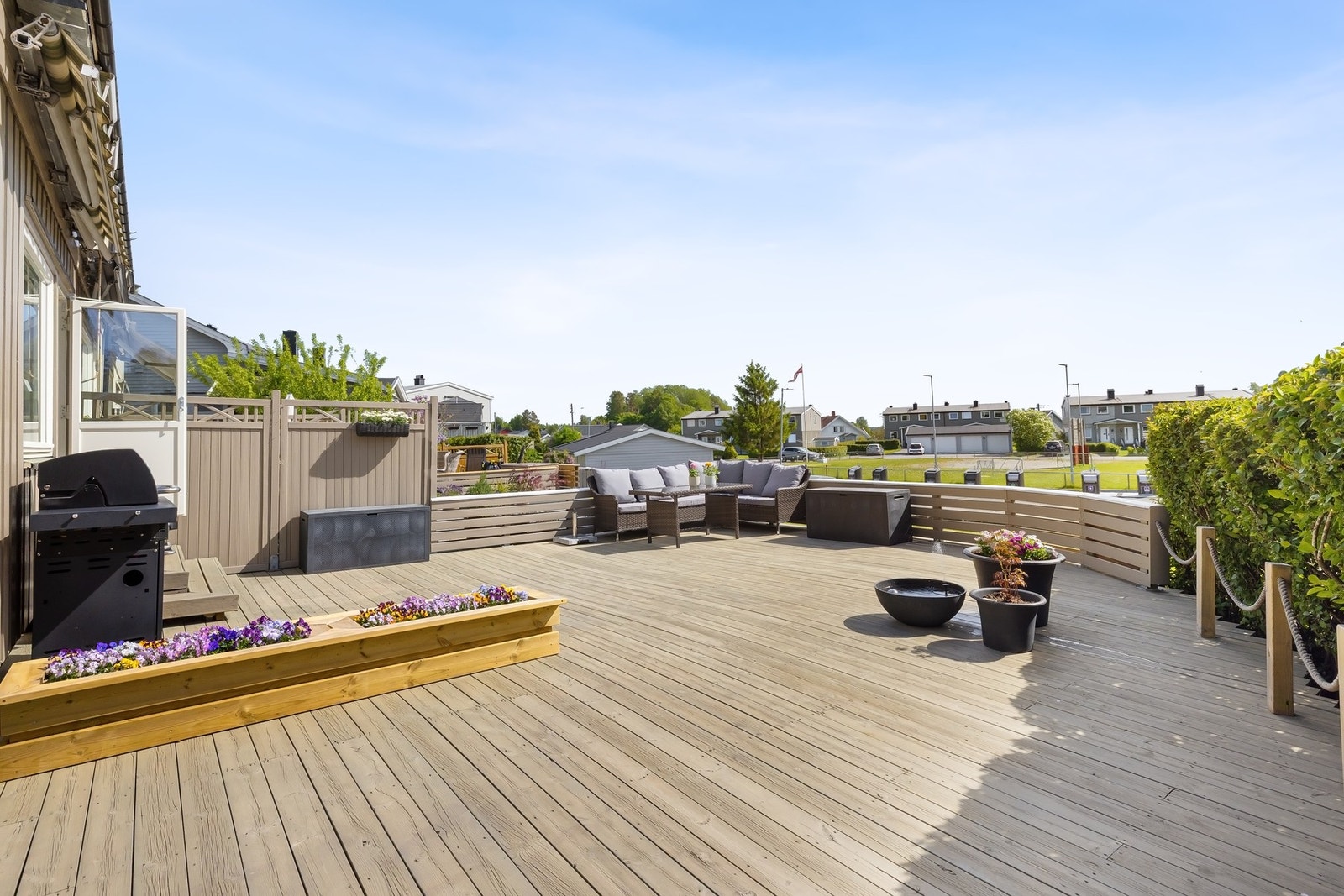 Stor terrasse med god plass til både loungegruppe og grillkvelder Galleribilde