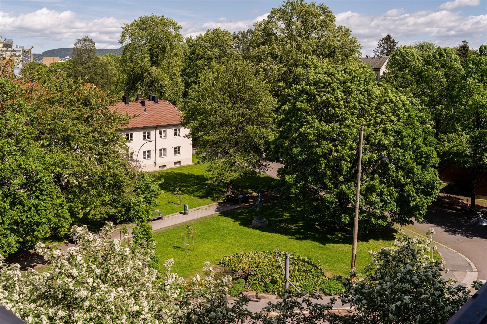 Fra eiendommen er det kort vei til grønne lunger som Stensparken. Galleribilde