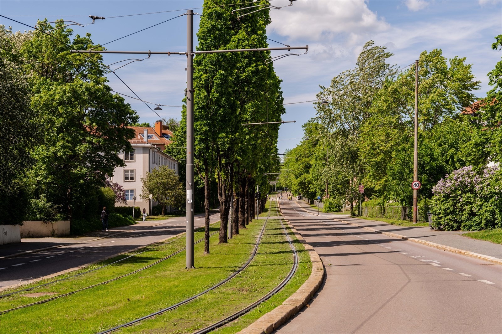 Området har svært gode kollektivforbindelser med både buss og trikk i umiddelbar nærhet. Dette gir enkel adkomst til sentrum, Majorstuen, Nydalen og øvrige deler av Oslo. Galleribilde