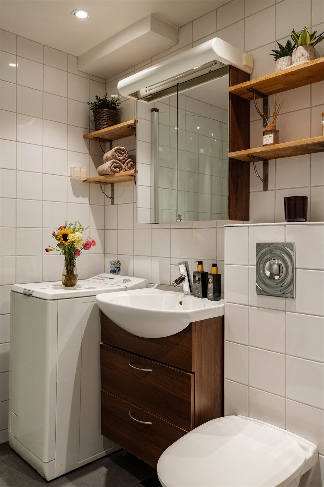 Rommet har downlights i taket og mekanisk avtrekk. Galleribilde