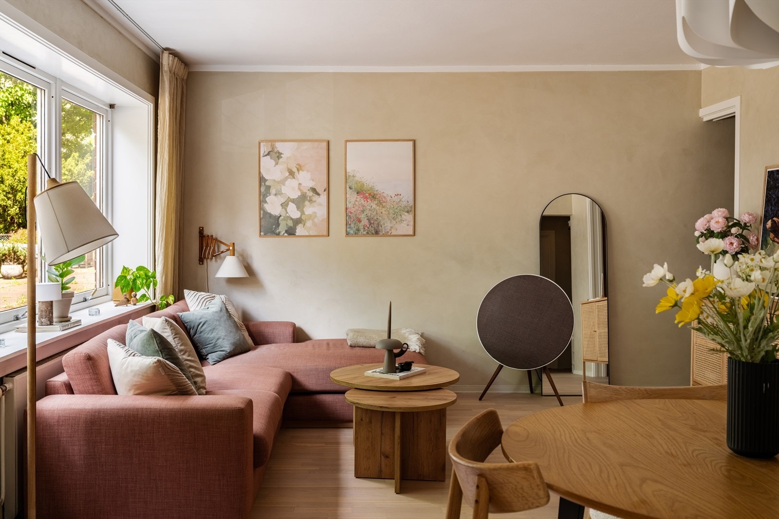 Dette er en leilighet som virkelig utnytter plassen godt; god plass til oppbevaring, spisebord og stor sofa. Galleribilde